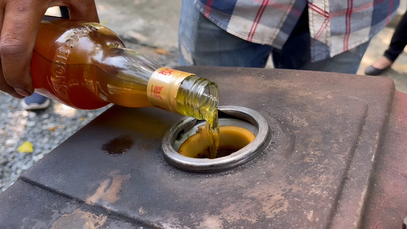 พึ่งพาตนเอง! ขยะ 1 กก. แลกน้ำมัน 1 ลิตร! วัดศรีชัยวัฒนาราม โชว์นวัตกรรม กลั่น "พลาสติก" เป็น "ดีเซล" (มีคลิป)