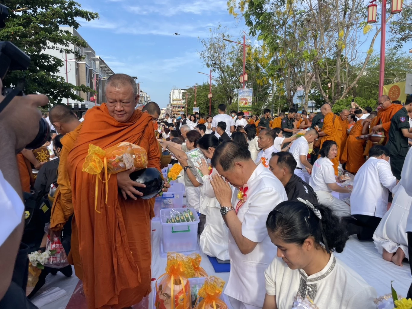 "พิพัฒน์–นิพนธ์" ร่วมทำบุญเมืองหาดใหญ่ ตักบาตรพระ 1,109 รูป