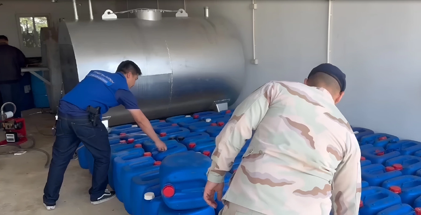 คาหนังคาเขา! จับรถบรรทุกแอบขน "น้ำมัน 2 หมื่นลิตร" ซุก "โกดังริมแม่น้ำเมย" เตรียมส่งขาย "เมียนมา" (มีคลิป)