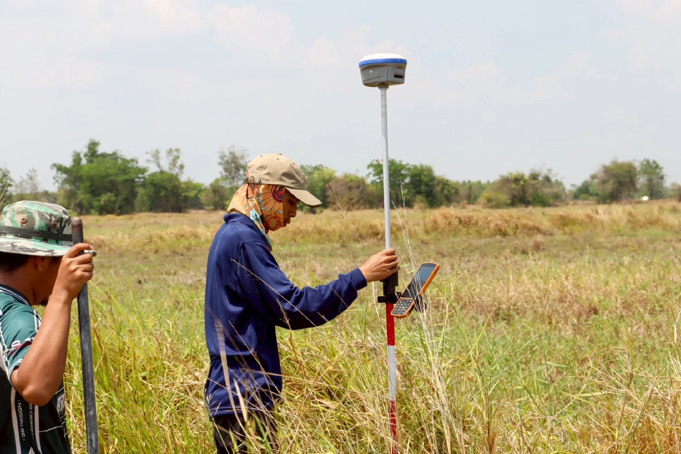 กกล.บูรพา ร่วมกับ ป่าไม้-ที่ดิน สระแก้ว "เร่งรังวัด-ตรวจสิทธิ" ที่ทำกินให้ชาวบ้าน บ.หนองจาน กว่า 70 ไร่ พร้อมสร้างหลุมหลบภัย