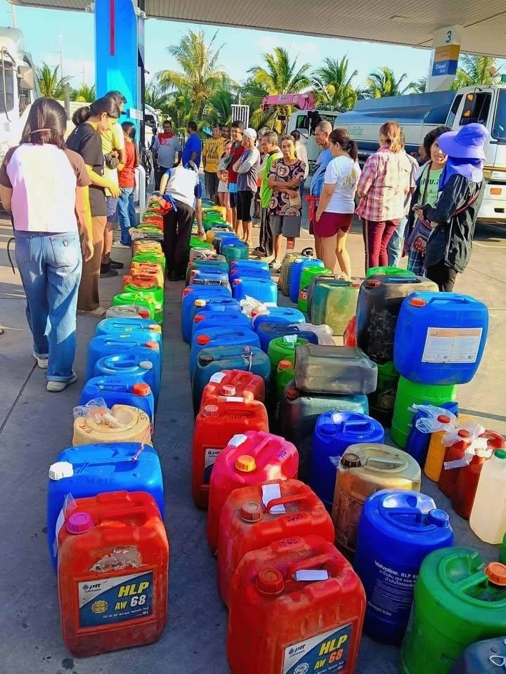 ภาพที่ไม่เคยเห็น! แกลลอนวางเรียงยาวเหยียด ชาวสงขลาโอด "น้ำมันหายาก" ตื่นตี 2 มาจองคิวรอน้ำมัน (มีคลิป)