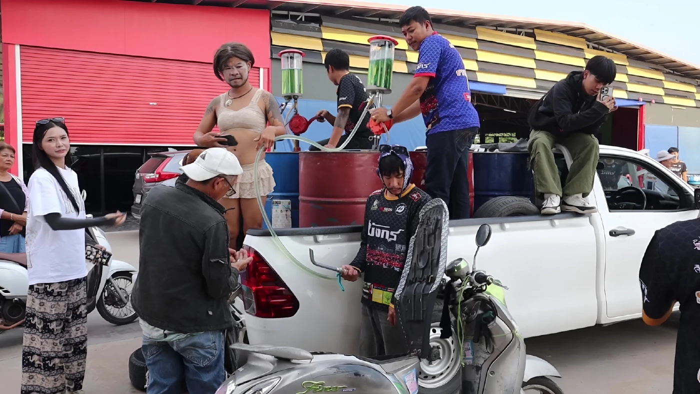 น้ำมันเต็มถัง 7 บาท! เสี่ยเต็นท์รถอุดรฯใจถึง ต่อลมหายใจไรเดอร์-นศ. สู้วิกฤติน้ำมันแพง (มีคลิป)