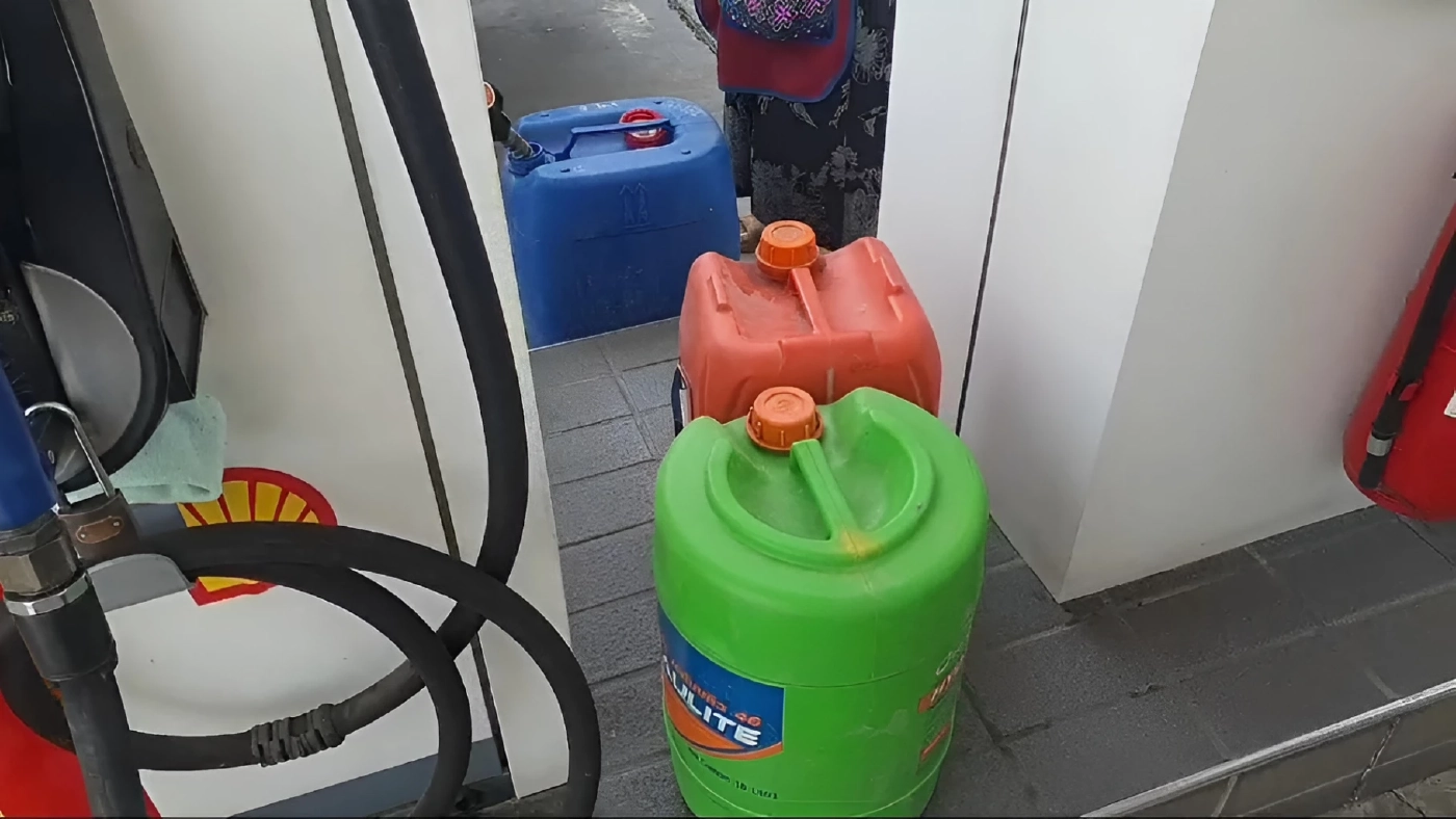 พะเยาวุ่น! ปชช. แห่เข้าคิวตุน "น้ำมัน" หลังปรับขึ้นพรวด "ลิตรละ 6 บาท" หวั่นราคาพุ่งซ้ำ (มีคลิป)