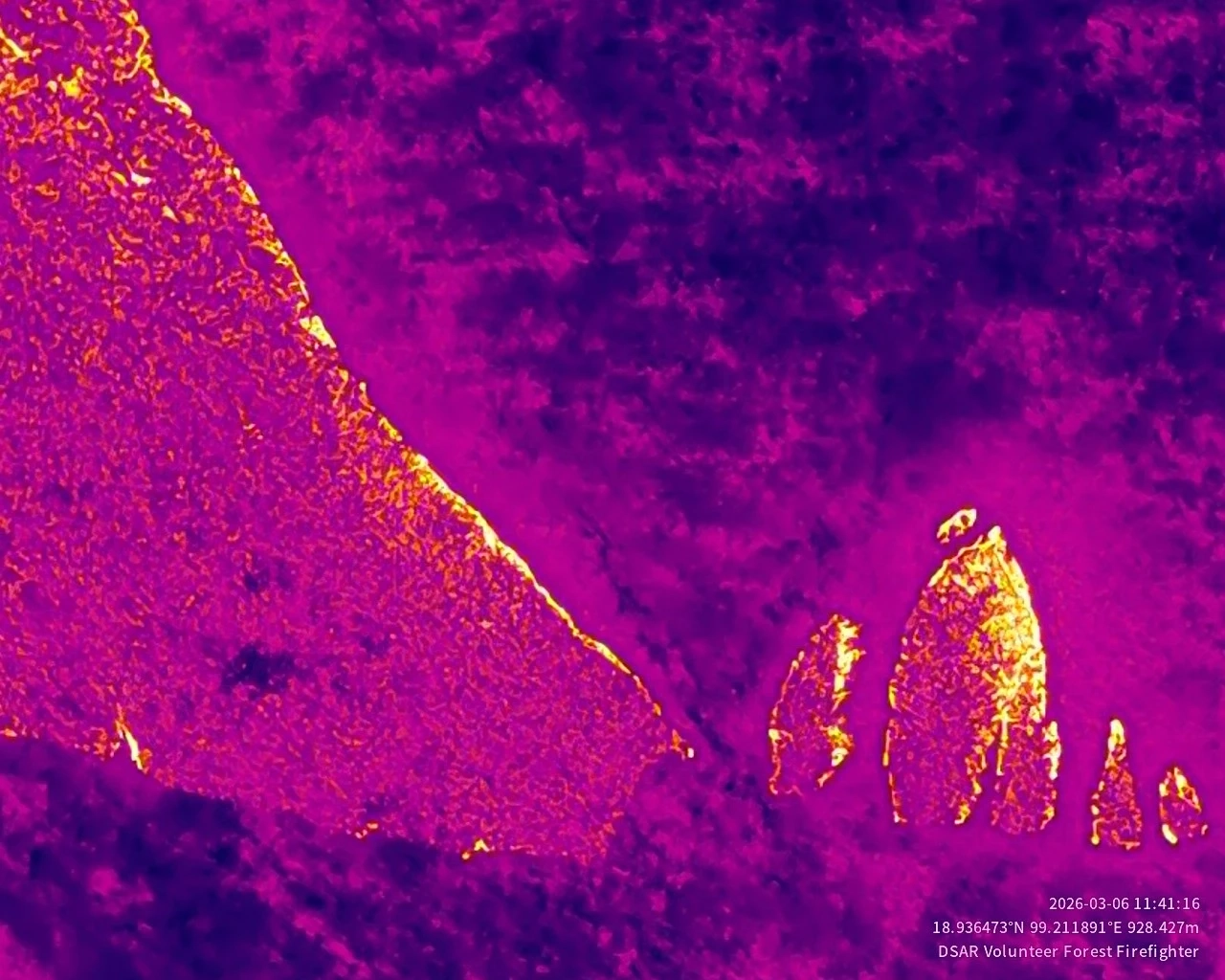 ไล่ล่าชายชุดดำ ลอบเผาป่าดอยสะเก็ด โดรนอาสาจับภาพได้ขณะจุดไฟ