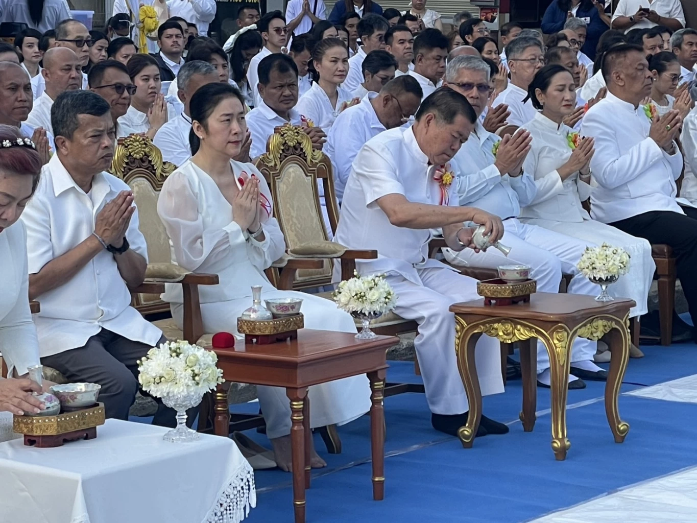 "พิพัฒน์–นิพนธ์" ร่วมทำบุญเมืองหาดใหญ่ ตักบาตรพระ 1,109 รูป