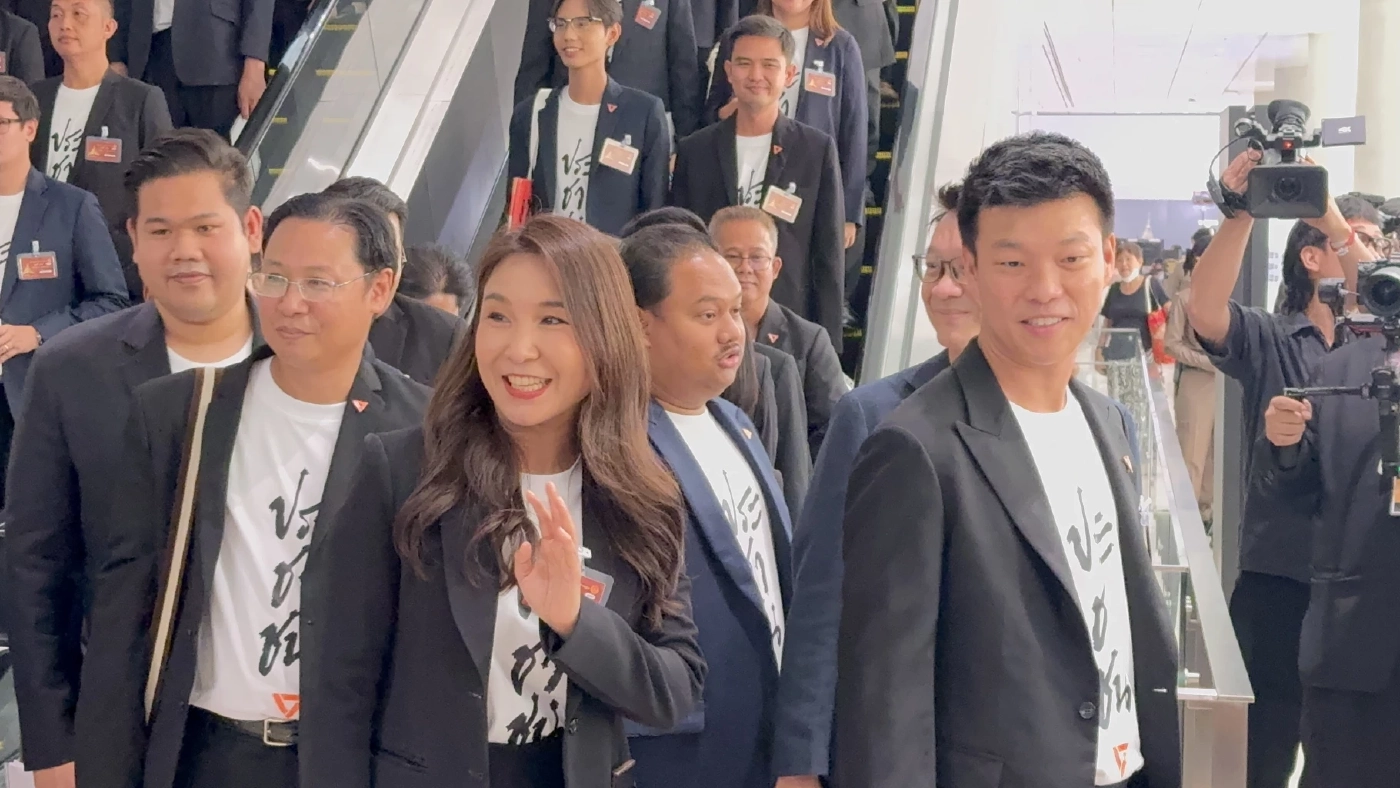 “เท้ง” นำทีม สส.ปชน.รายงานตัว เตรียมประชุม สส.บ่ายนี้ ดันกฎหมาย