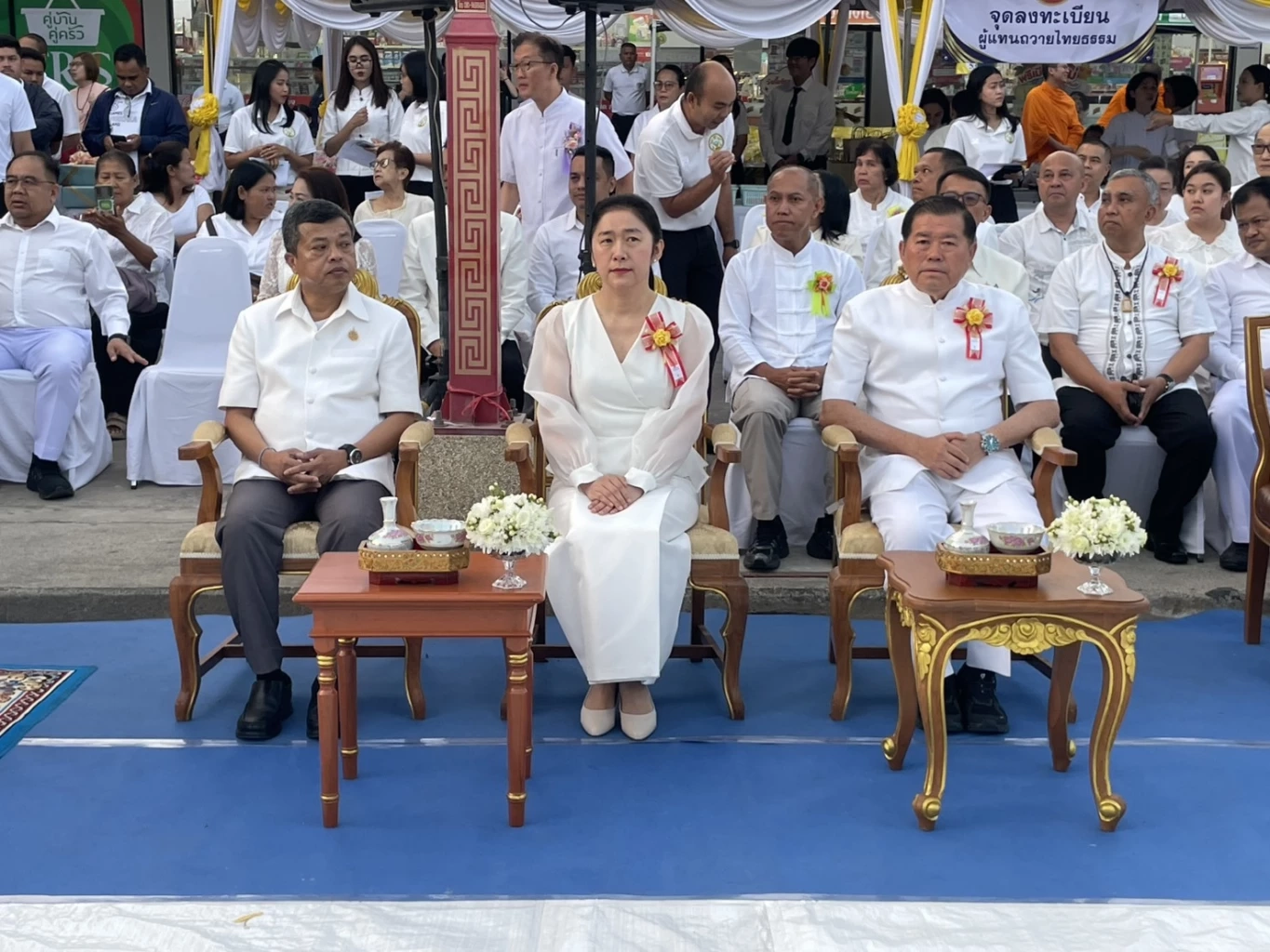 "พิพัฒน์–นิพนธ์" ร่วมทำบุญเมืองหาดใหญ่ ตักบาตรพระ 1,109 รูป