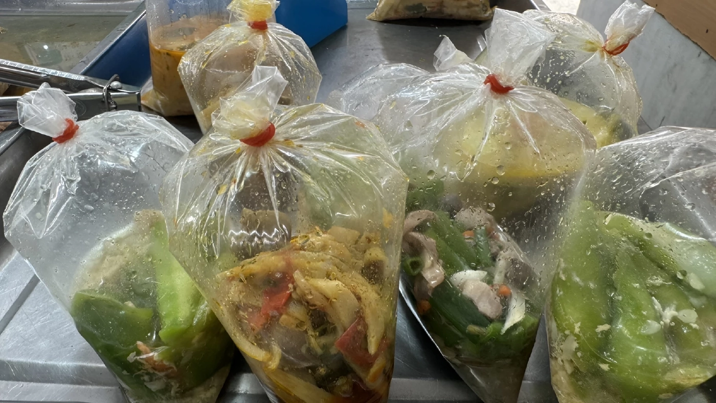 แพงยกแผง! แม่ค้าตลาดสดกัดฟัน "แบกต้นทุน" หวั่นขึ้นราคาแล้วลูกค้าหาย