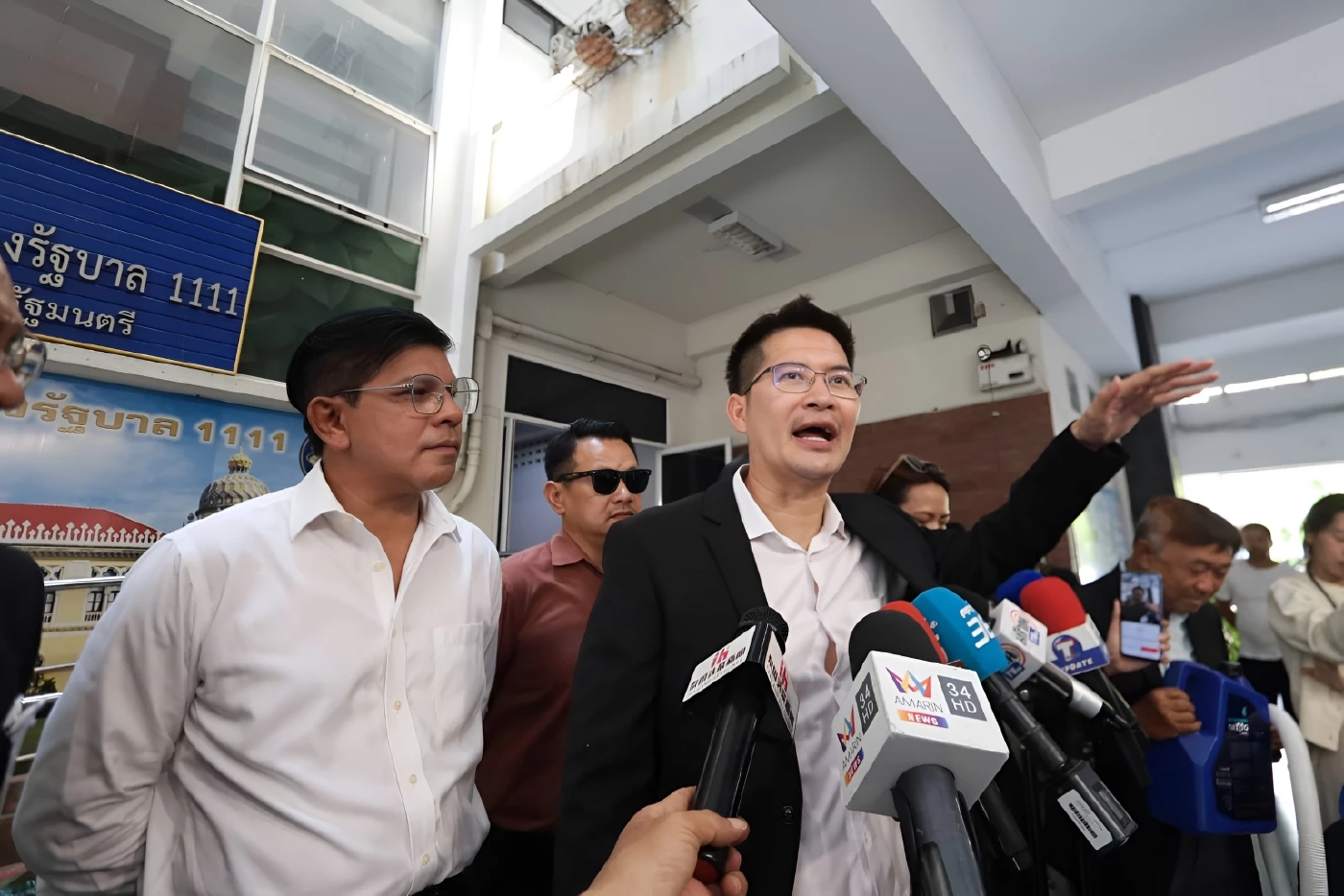 "ทนายอั๋น-เต้ มงคลกิตติ์" บุกทำเนียบฯ ยื่นหนังสือจี้ "อนุทิน" ลาออก เปิด 7 ปมฉาวขาดจริยธรรม-บริหารน้ำมันล้มเหลว