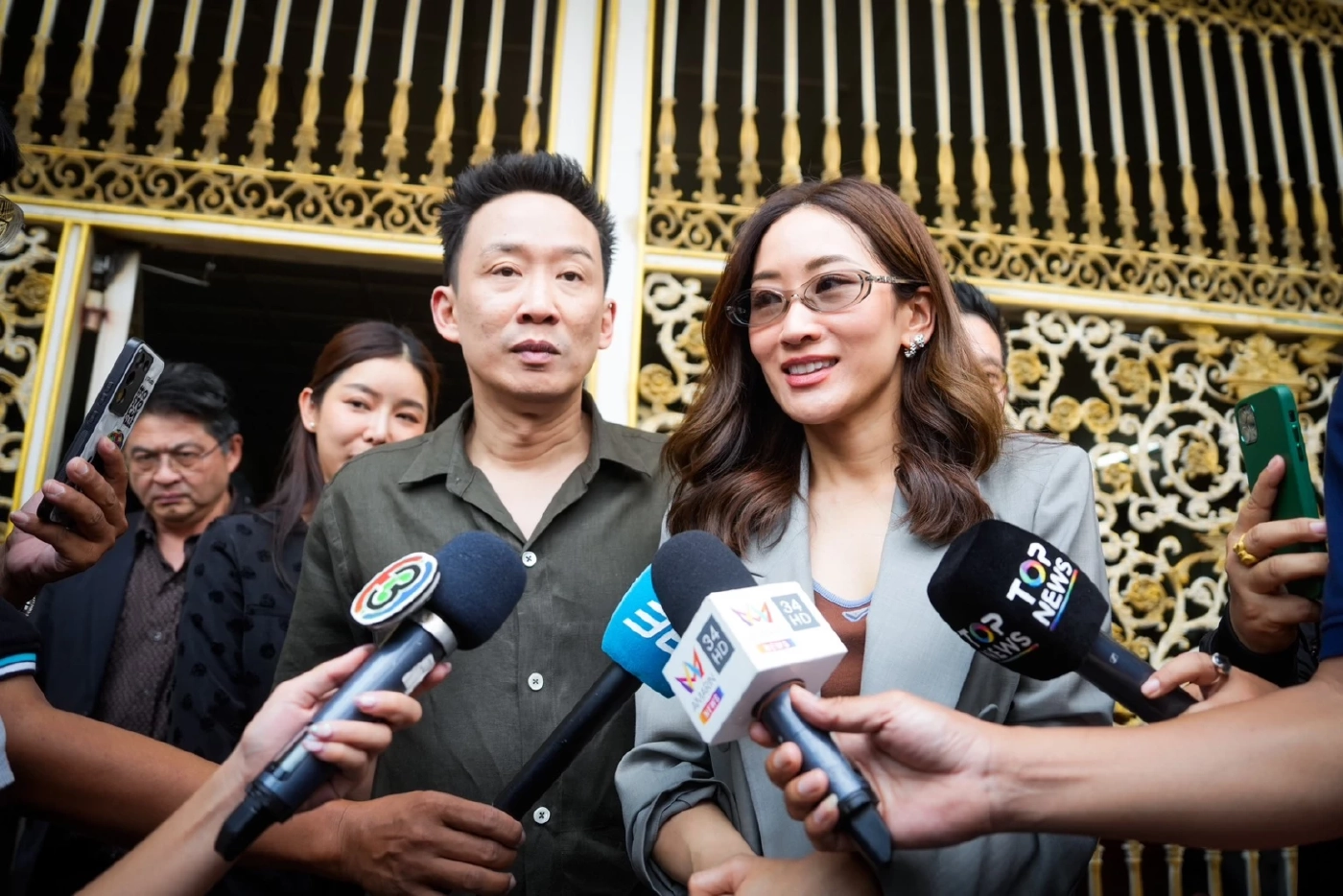 "เอม-โอ๊ค" เยี่ยม "ทักษิณ" เผยคุณพ่อกำลังใจดี จับตากรมราชทัณฑ์สรุปรายชื่อ 31 มี.ค.นี้