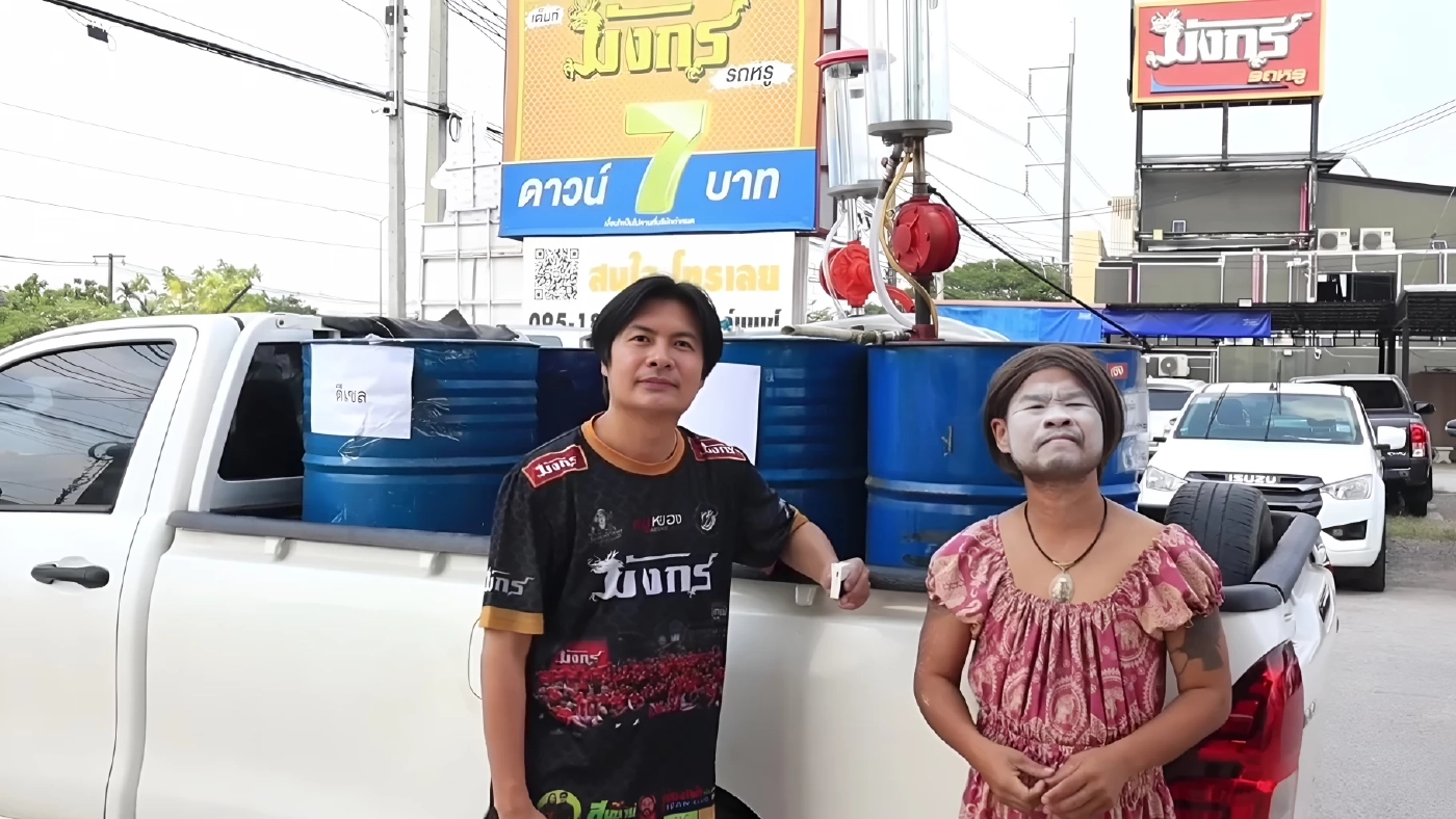 น้ำมันเต็มถัง 7 บาท! เสี่ยเต็นท์รถอุดรฯใจถึง ต่อลมหายใจไรเดอร์-นศ. สู้วิกฤติน้ำมันแพง (มีคลิป)