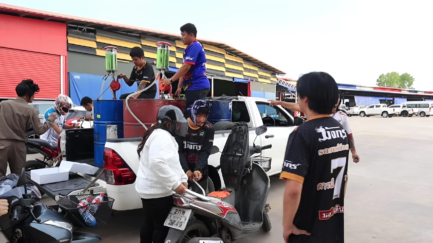 น้ำมันเต็มถัง 7 บาท! เสี่ยเต็นท์รถอุดรฯใจถึง ต่อลมหายใจไรเดอร์-นศ. สู้วิกฤติน้ำมันแพง (มีคลิป)