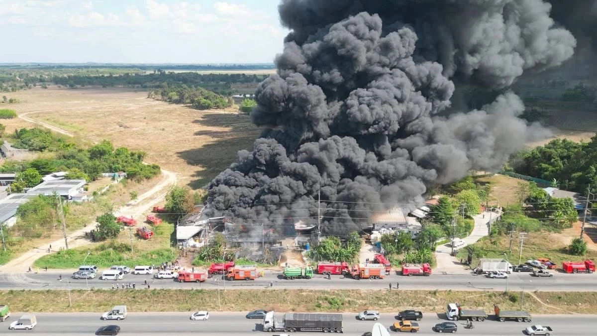 “ธนกร” สั่งคุมเข้ม! หยุดกิจการชั่วคราว  2 โรงงานไฟไหม้ ปราจีนบุรี
