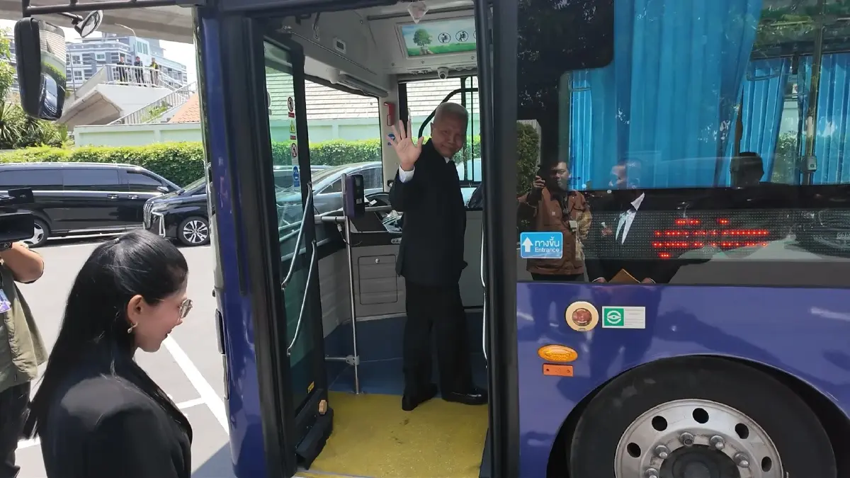 "ไชยชนก-ชาดา" นำ สส.ภูมิใจไทย ขึ้นรถบัส EV มุ่งหน้า รัฐสภาฯ สมทบ "อนุทิน" รายงานตัวต่อสภาฯ