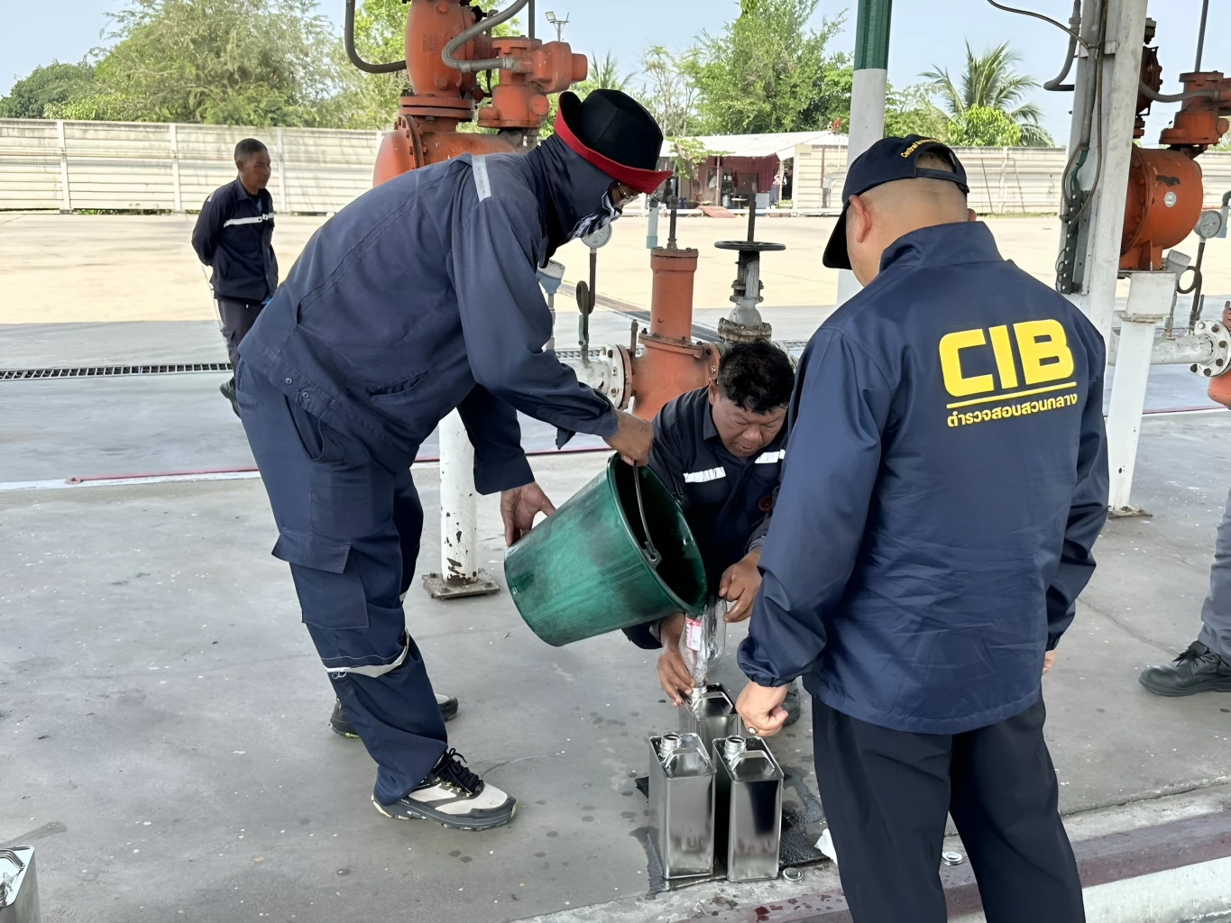 บุกทลายคลังน้ำมันอ่างทอง! ยึดของกลาง 3.3 แสนลิตร ไร้เอกสารซื้อขาย-เลี่ยงภาษี (มีคลิป)