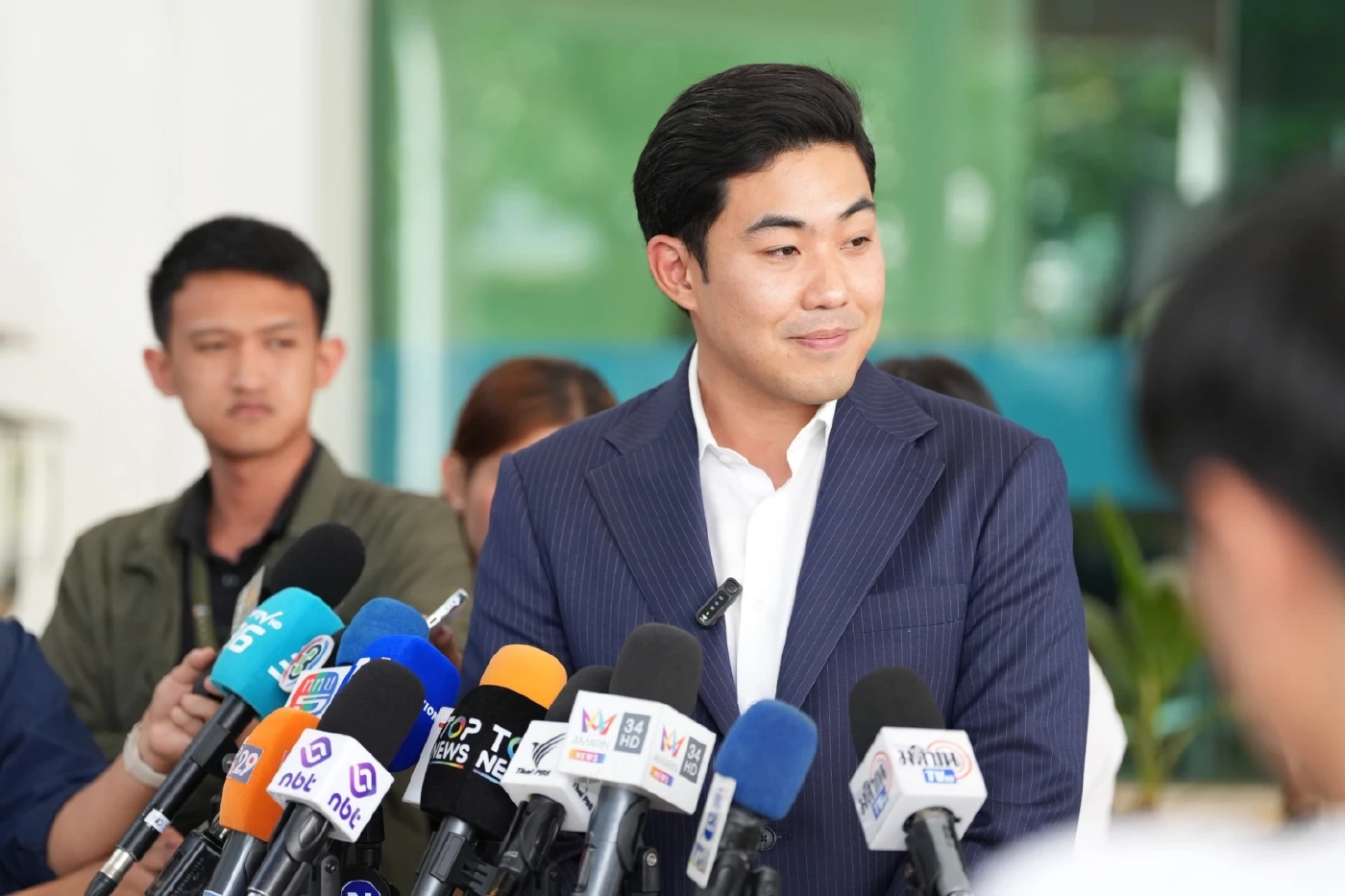 นายพงศกร ขวัญเมือง โฆษกพรรคประชาธิปัตย์