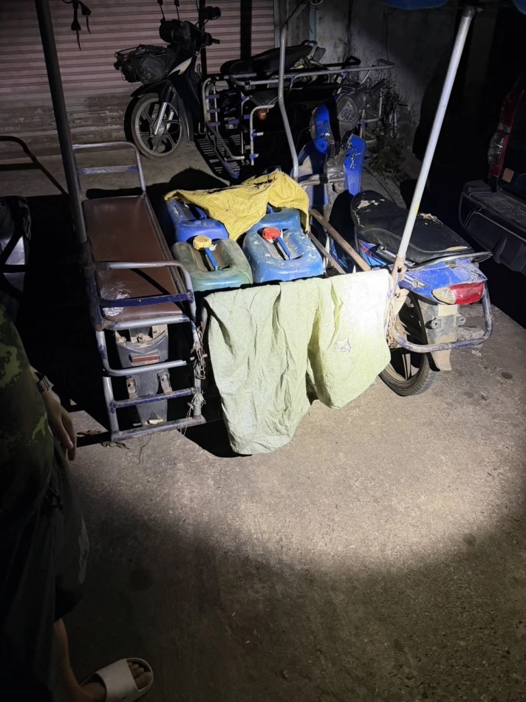 คุมเข้ม! จับหนุ่มเมียนมา ลักลอบขนน้ำมัน 120 ลิตร เตรียมข้ามชายแดนสังขละบุรี