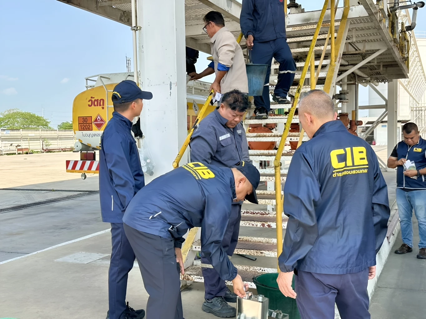 บุกทลายคลังน้ำมันอ่างทอง! ยึดของกลาง 3.3 แสนลิตร ไร้เอกสารซื้อขาย-เลี่ยงภาษี (มีคลิป)