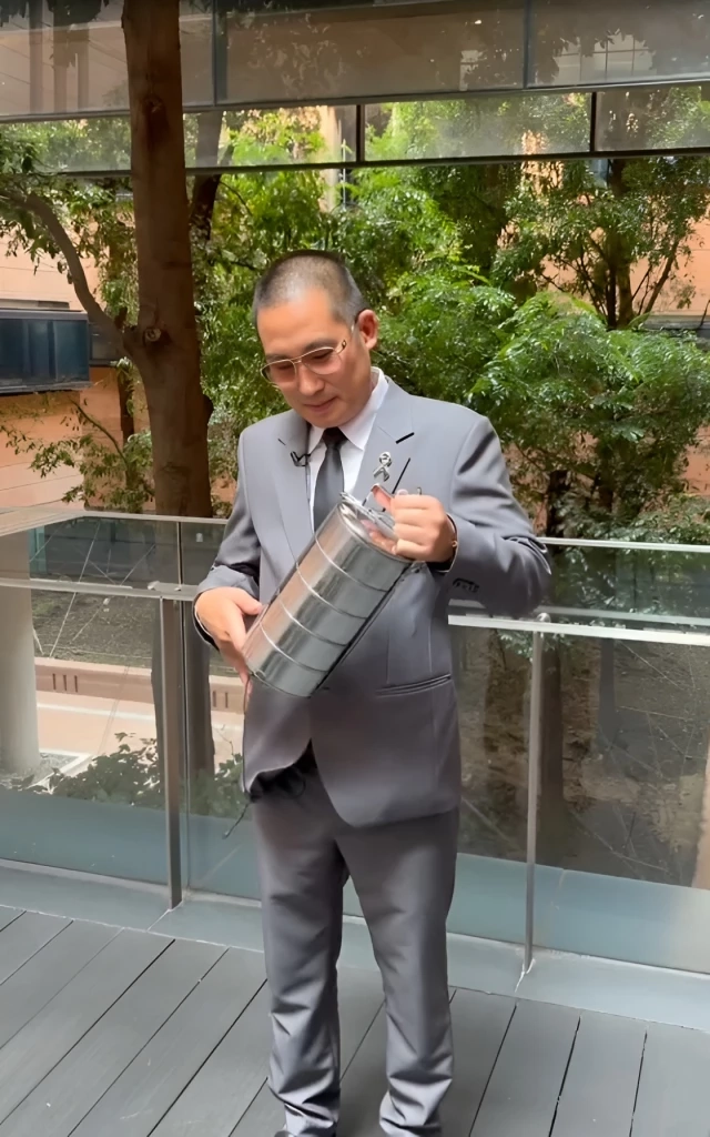 แบบนี้สิได้ใจ! สส.พก "ปิ่นโต" ลุยประชุม "ชนะวุธ-ร่มธรรม" เมินอาหารฟรีสภา (มีคลิป)