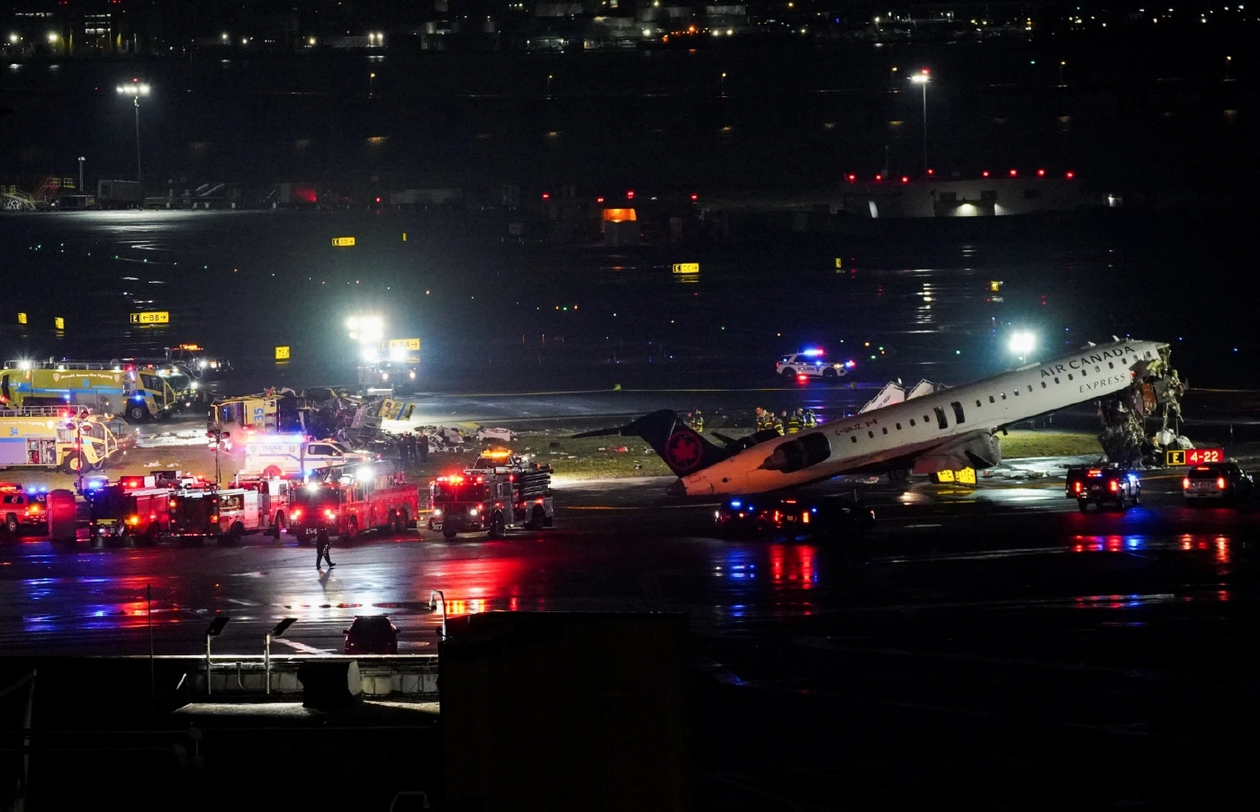 "เครื่องบินแคนาดา" ชนรถดับเพลิงที่ "นิวยอร์ก" ดับ 2 ราย