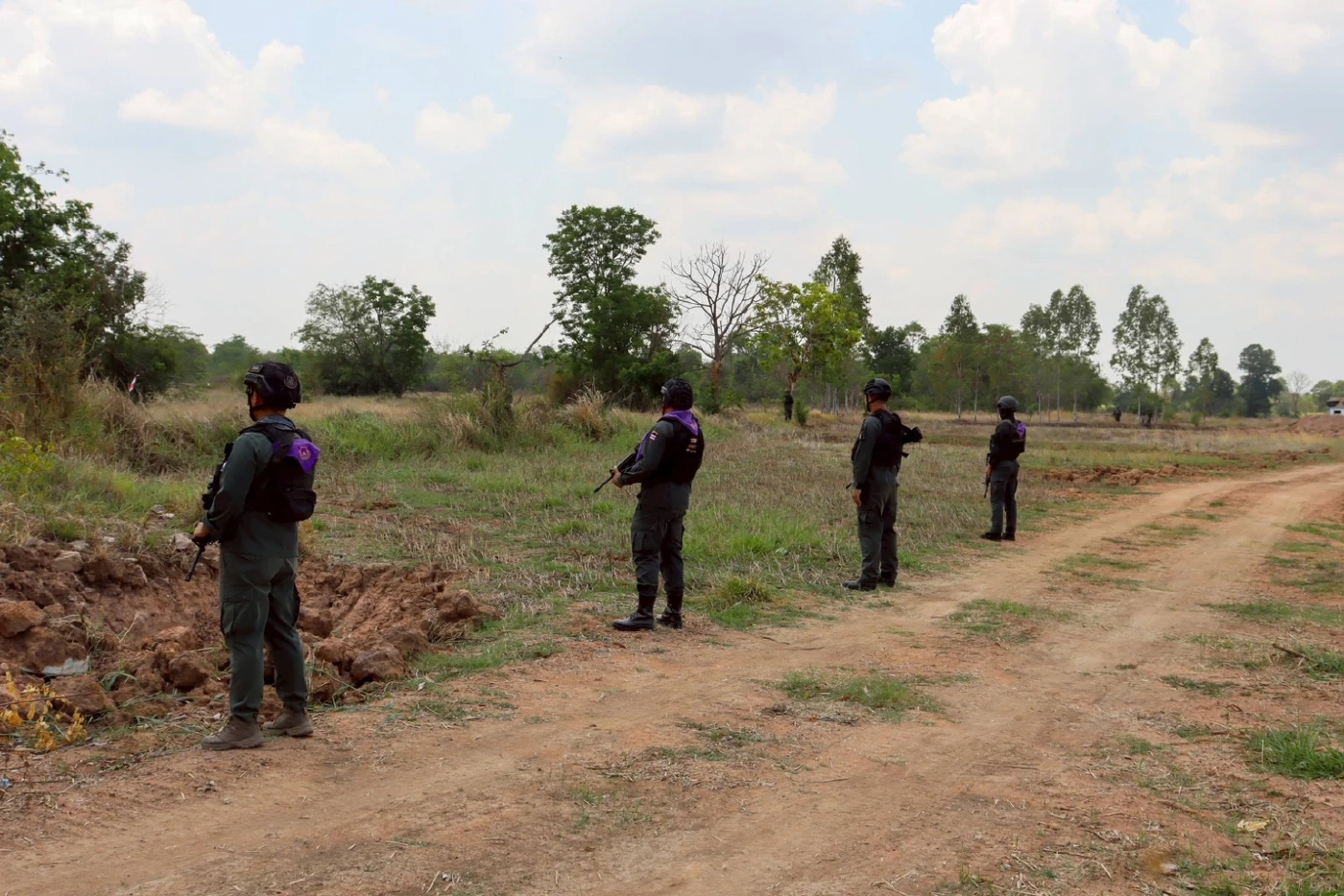 กกล.บูรพา ร่วมกับ ป่าไม้-ที่ดิน สระแก้ว "เร่งรังวัด-ตรวจสิทธิ" ที่ทำกินให้ชาวบ้าน บ.หนองจาน กว่า 70 ไร่ พร้อมสร้างหลุมหลบภัย