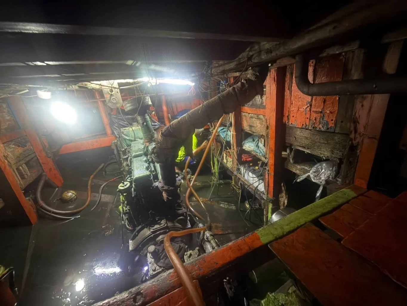 นาทีชีวิต! ทัพเรือภาค 3 ส่งเรือ ต.994 ฝ่าคลื่นช่วย 4 ลูกเรือ "ชลสิน 18" ชนโขดหินเกาะตะรุเตา รอดหวุดหวิด