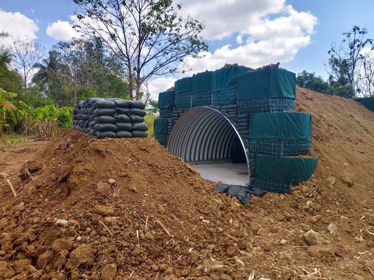 กกล.บูรพา ร่วมกับ ป่าไม้-ที่ดิน สระแก้ว "เร่งรังวัด-ตรวจสิทธิ" ที่ทำกินให้ชาวบ้าน บ.หนองจาน กว่า 70 ไร่ พร้อมสร้างหลุมหลบภัย