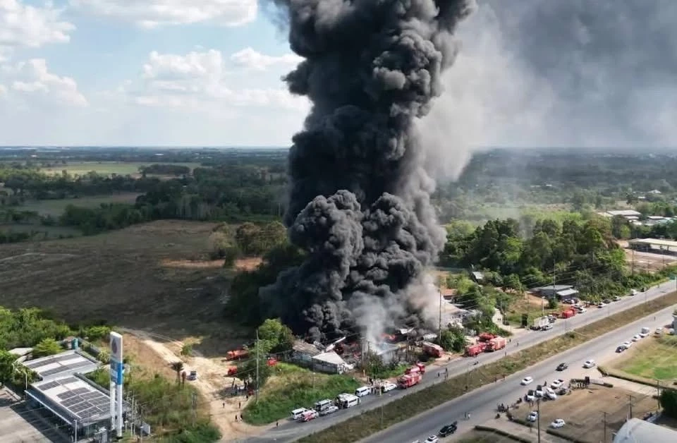“ธนกร” สั่งคุมเข้ม! หยุดกิจการชั่วคราว  2 โรงงานไฟไหม้ ปราจีนบุรี