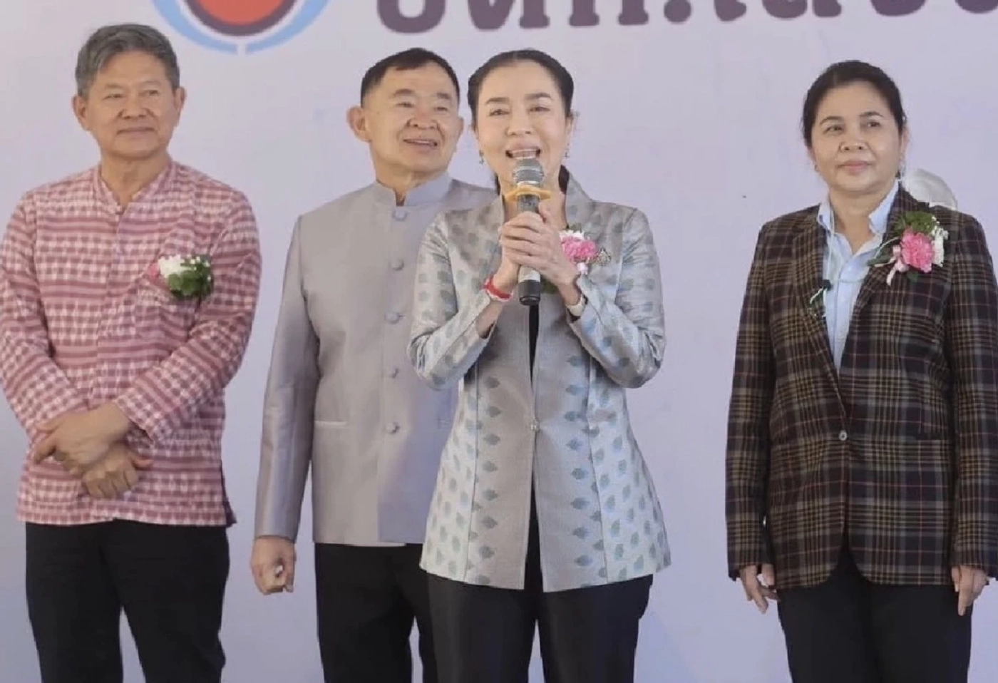 มาดามหน่อย มาดามกบ เสี่ยบู๊ และกำนันป้อ แกนนำค่ายแป้งมันเอี่ยมเฮง