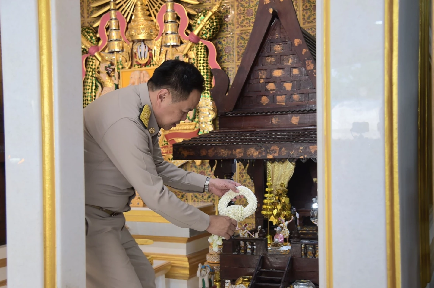 "อนุทิน" สักการะ “ศาลปู่ดำ - ตราแผ่นดิน” รอบที่ 4  เสริมสิริมงคล