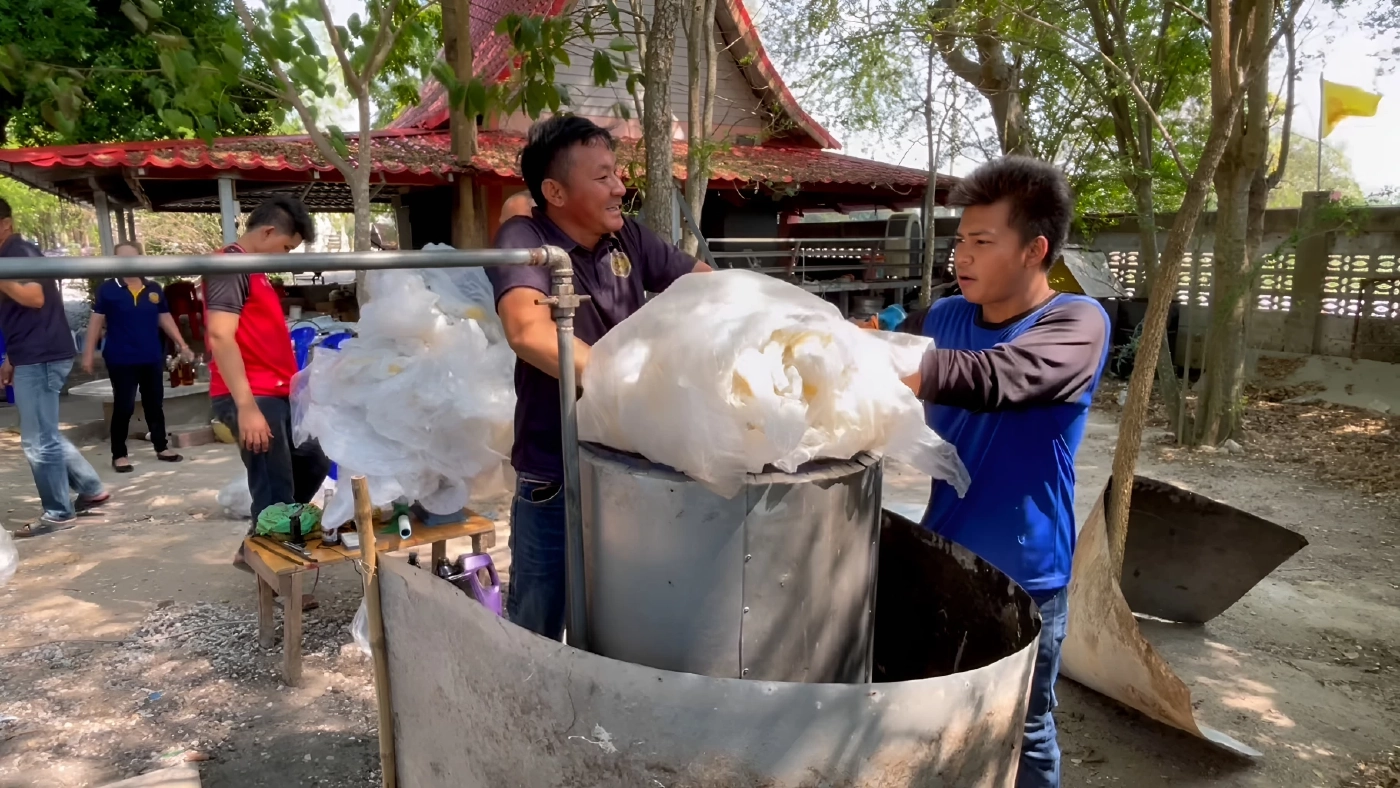 พึ่งพาตนเอง! ขยะ 1 กก. แลกน้ำมัน 1 ลิตร! วัดศรีชัยวัฒนาราม โชว์นวัตกรรม กลั่น "พลาสติก" เป็น "ดีเซล" (มีคลิป)