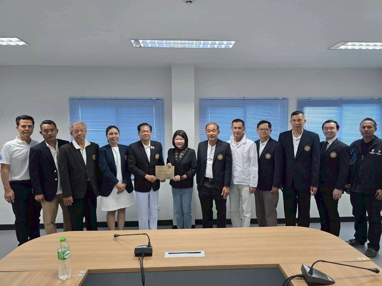 “อรรถพล”นำทีม ส.ชาวฉะเชิงเทรา มอบทุน สู้ศึก “สุราษฎร์ธานีเกมส์“