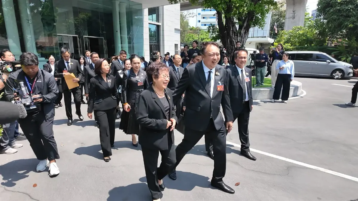 "ไชยชนก-ชาดา" นำ สส.ภูมิใจไทย ขึ้นรถบัส EV มุ่งหน้า รัฐสภาฯ สมทบ "อนุทิน" รายงานตัวต่อสภาฯ