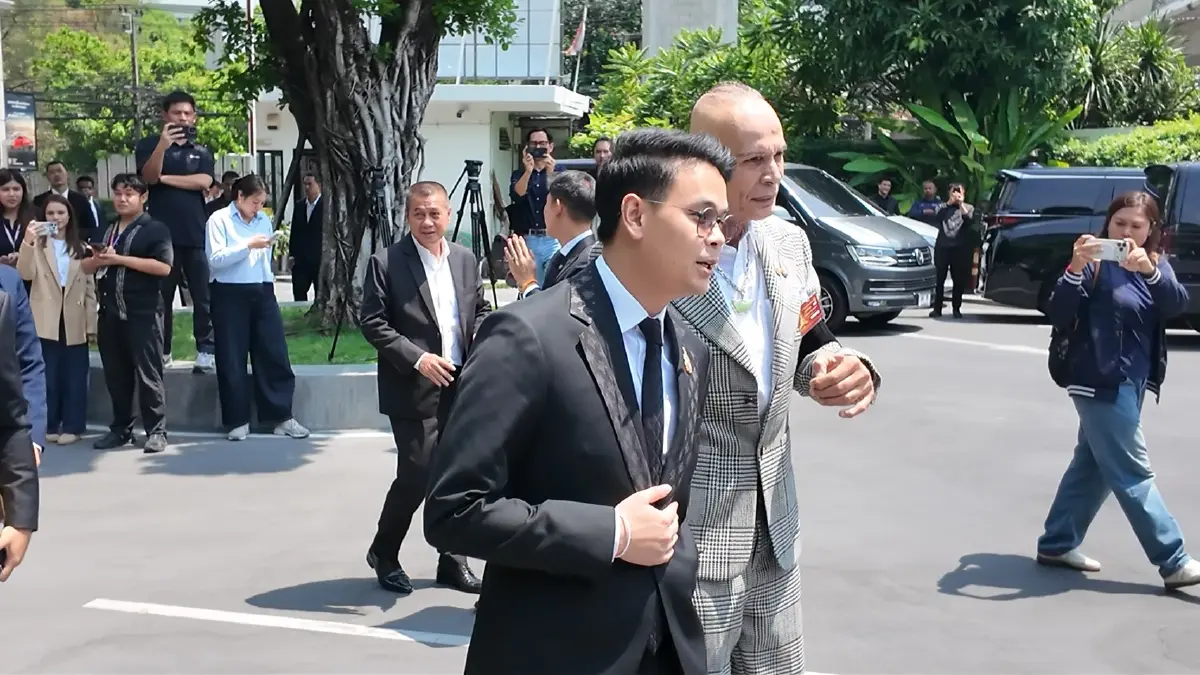 "ไชยชนก-ชาดา" นำ สส.ภูมิใจไทย ขึ้นรถบัส EV มุ่งหน้า รัฐสภาฯ สมทบ "อนุทิน" รายงานตัวต่อสภาฯ