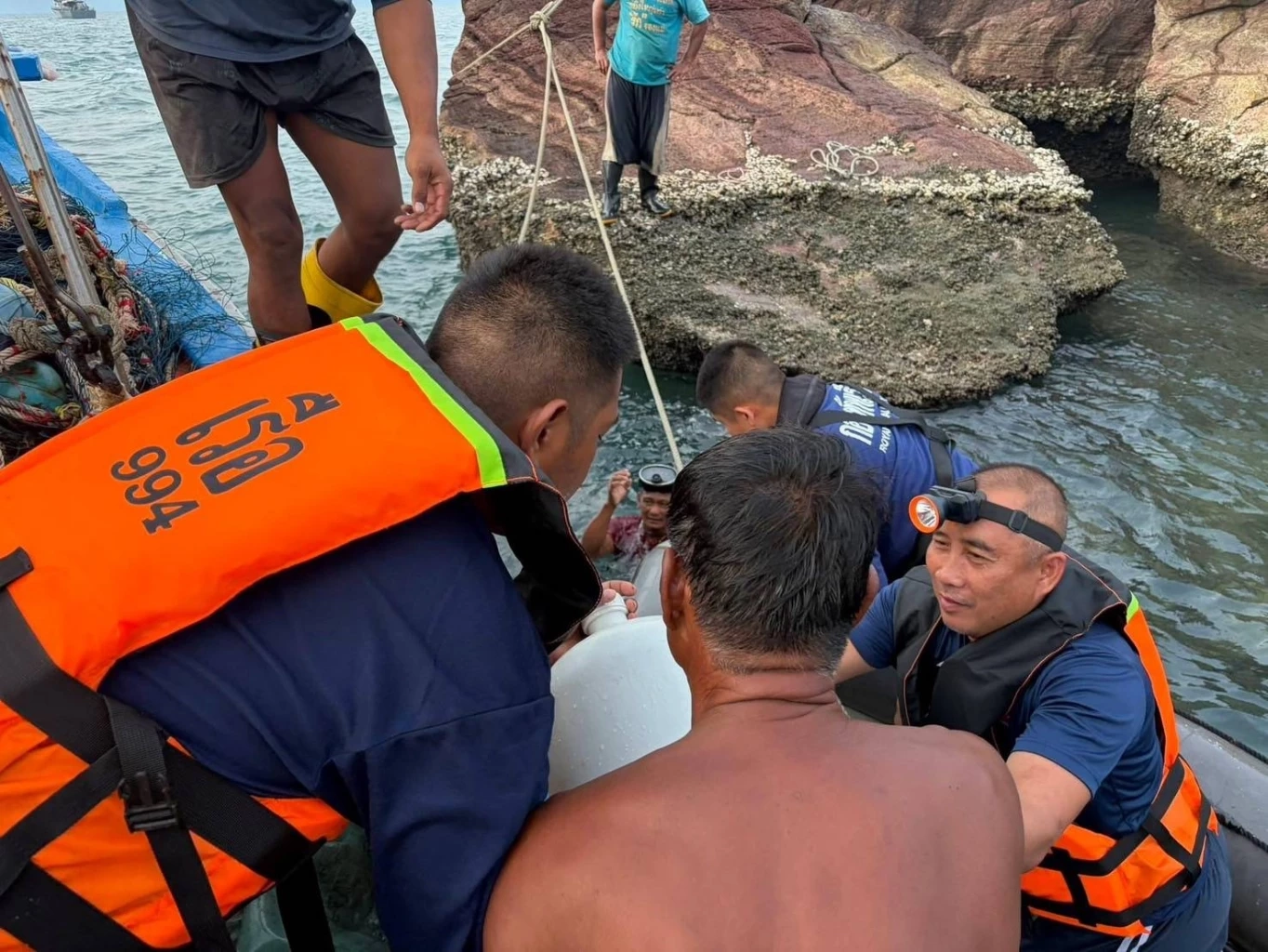 นาทีชีวิต! ทัพเรือภาค 3 ส่งเรือ ต.994 ฝ่าคลื่นช่วย 4 ลูกเรือ "ชลสิน 18" ชนโขดหินเกาะตะรุเตา รอดหวุดหวิด