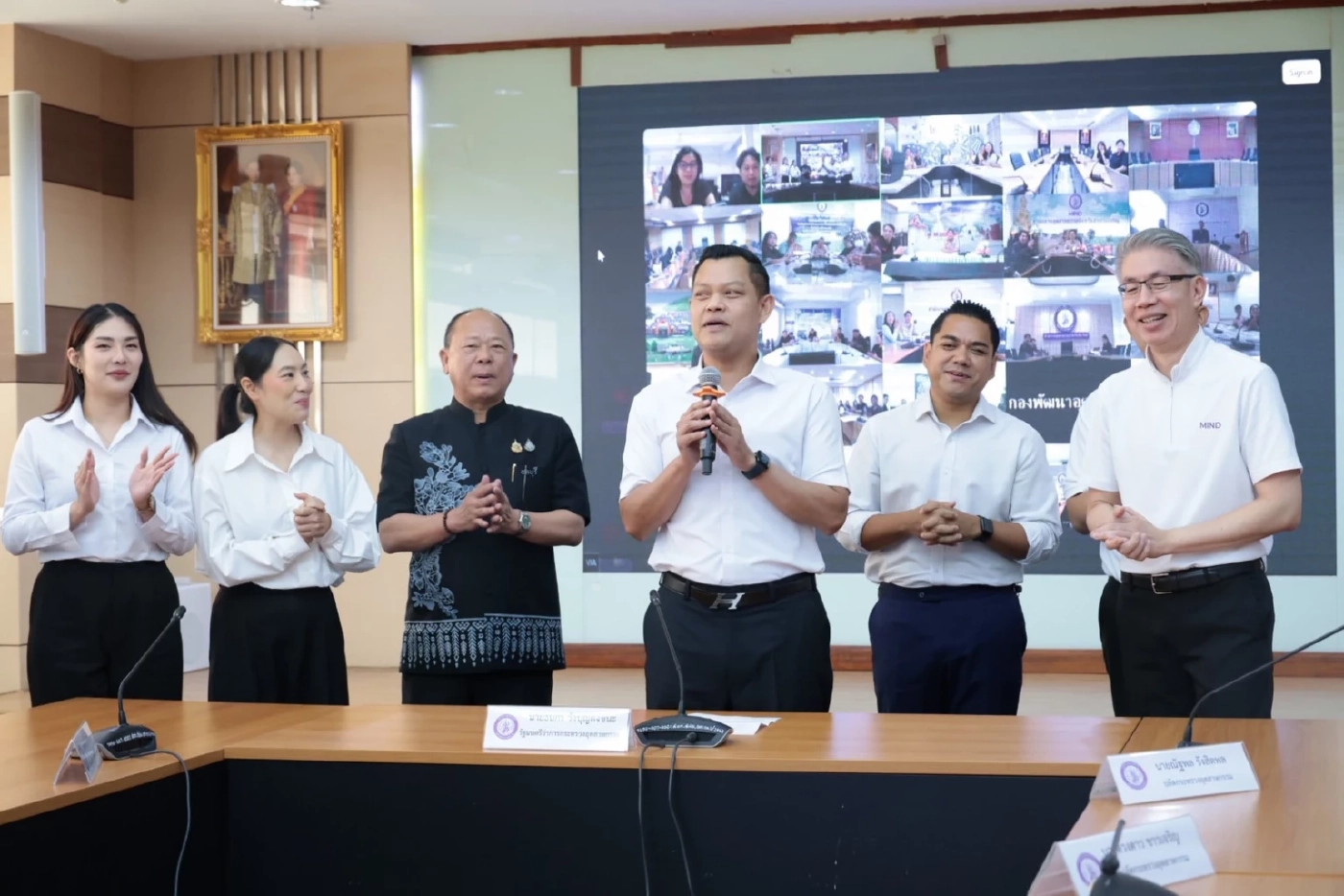 "ธนกร" อำลากระทรวงอุตสาหกรรมสุดชื่นมื่น! ข้าราชการแห่ส่งเนืองแน่น โชว์ผลงาน 6 เดือน