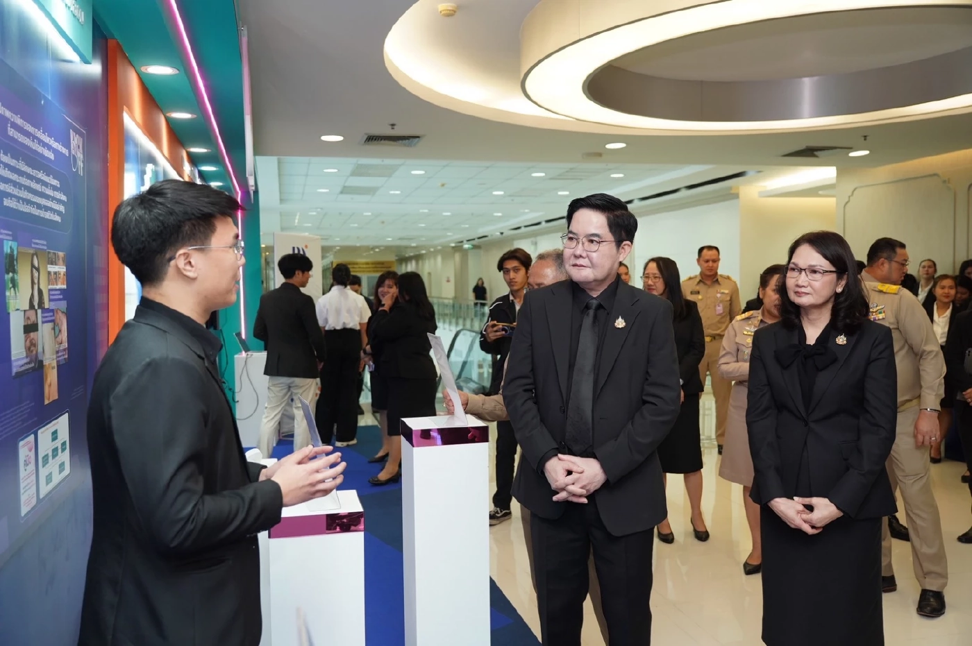 นายอัครา  พรหมเผ่า รัฐมนตรีว่าการกระทรวงการพัฒนาสังคมและความมั่นคงของมนุษย์ (รมว.พม.)