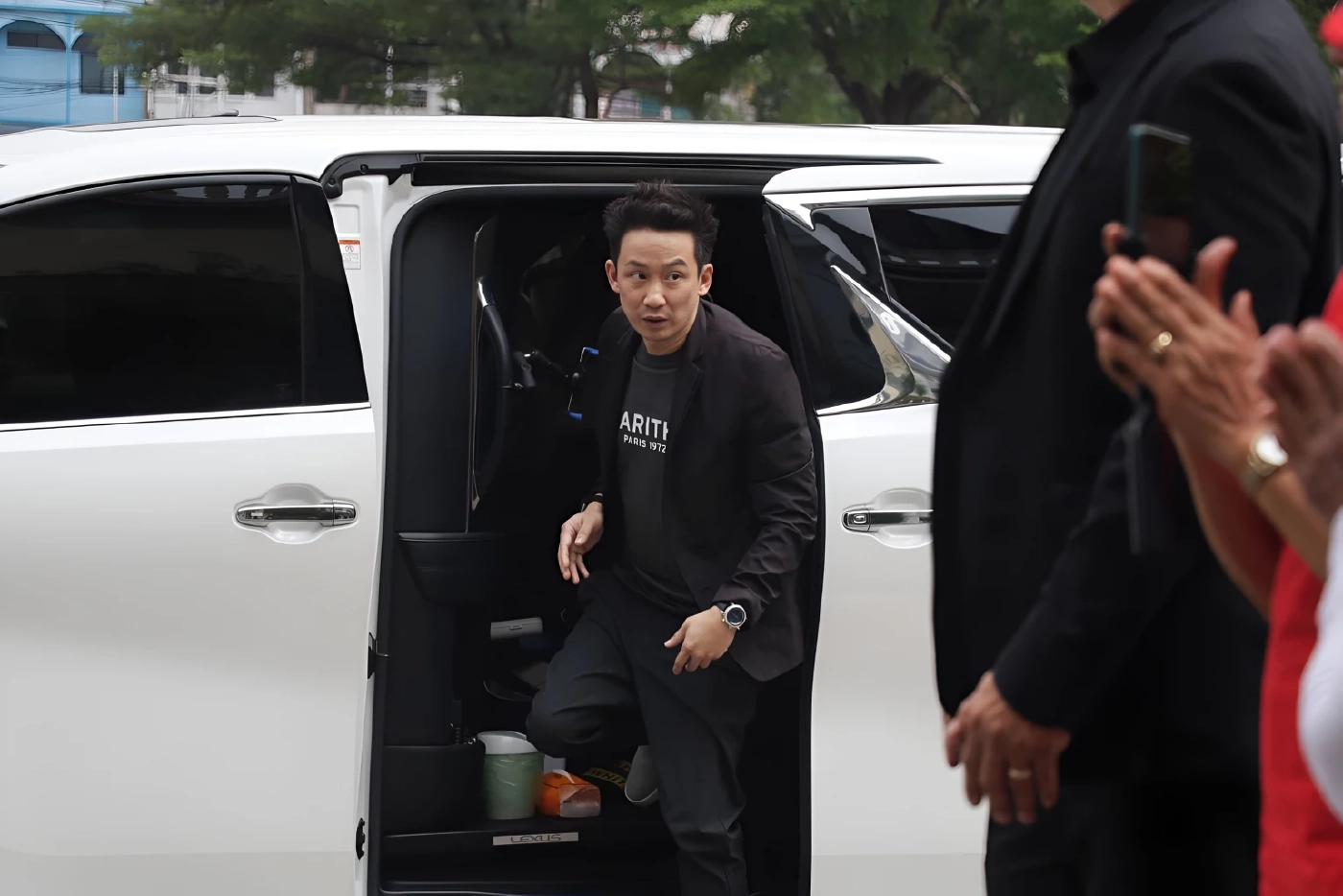 "พานทองแท้ - พินทองทา" เยี่ยม "ทักษิณ" เคานต์ดาวน์รอพ่อได้พักโทษ อีก 7 สัปดาห์ออกจากเรือนจำ (มีคลิป)