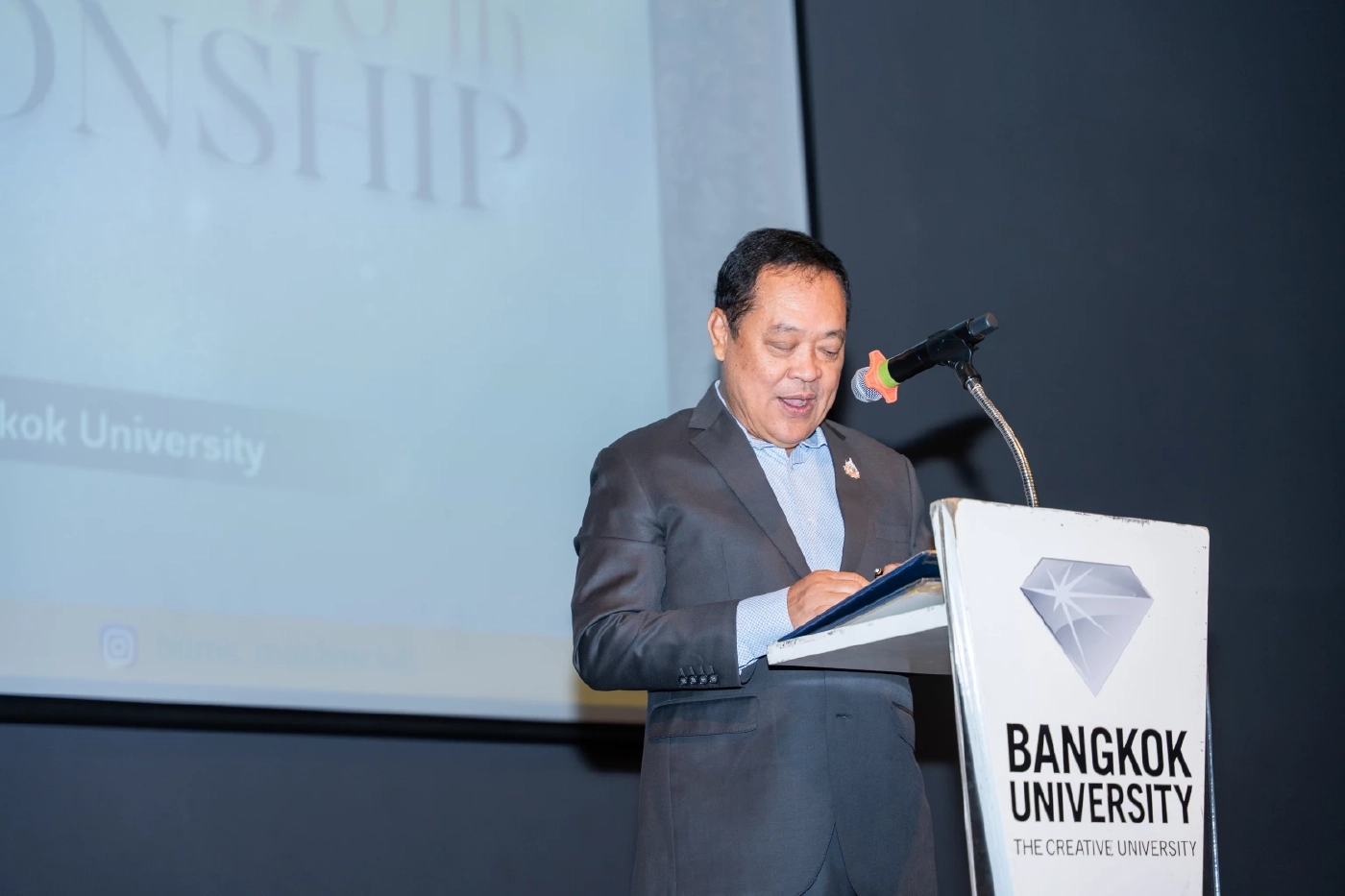 “ทวี” ร่วมละศีลอดพร้อม นศ.มุสลิม แนะอดทนให้อภัยในเดือนศักดิ์สิทธิ์