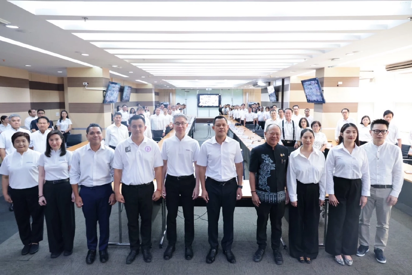 "ธนกร" อำลากระทรวงอุตสาหกรรมสุดชื่นมื่น! ข้าราชการแห่ส่งเนืองแน่น โชว์ผลงาน 6 เดือน