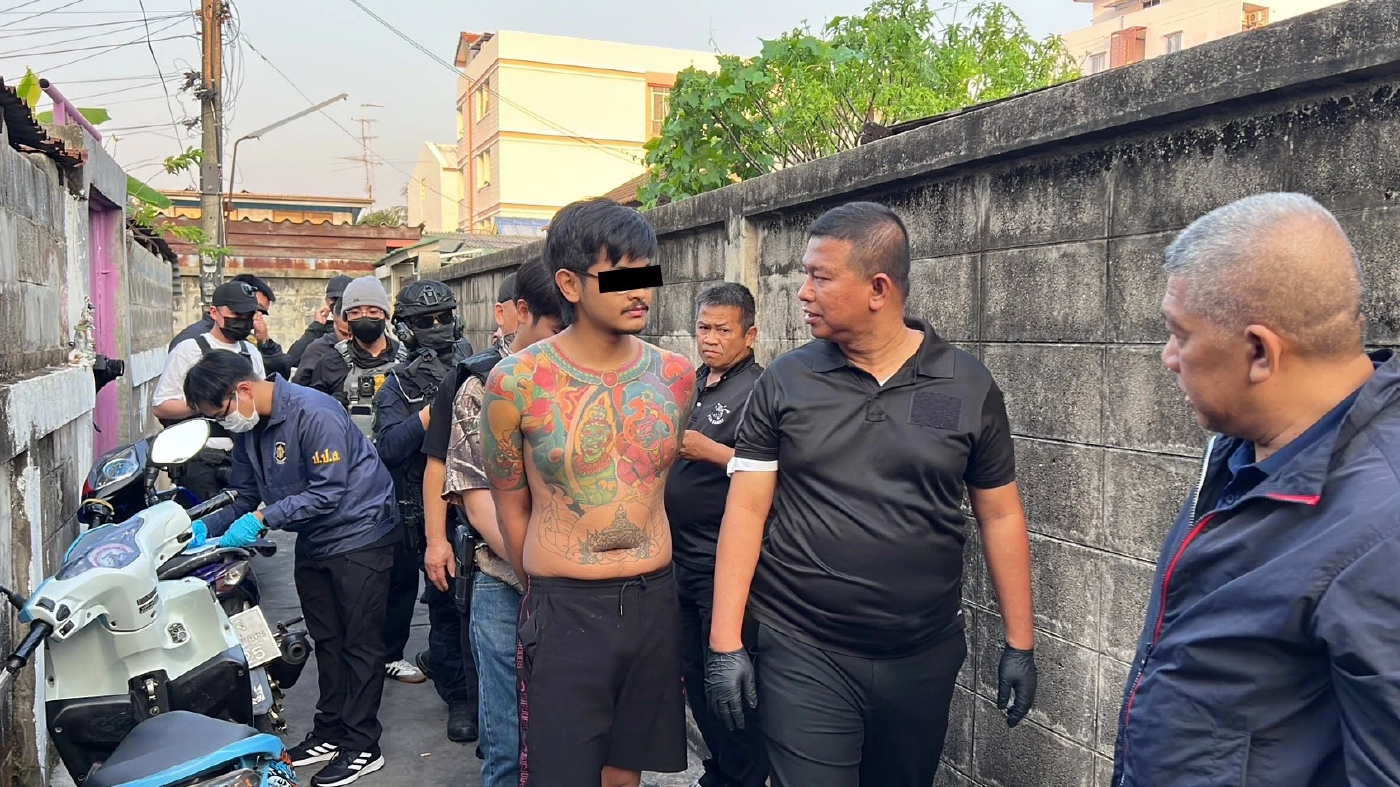 ทลายซุ้มหัวจ่ายยาเสพติดหลังวัดรวก โชว์ปืน-แอบผลิตแบงก์ปลอม