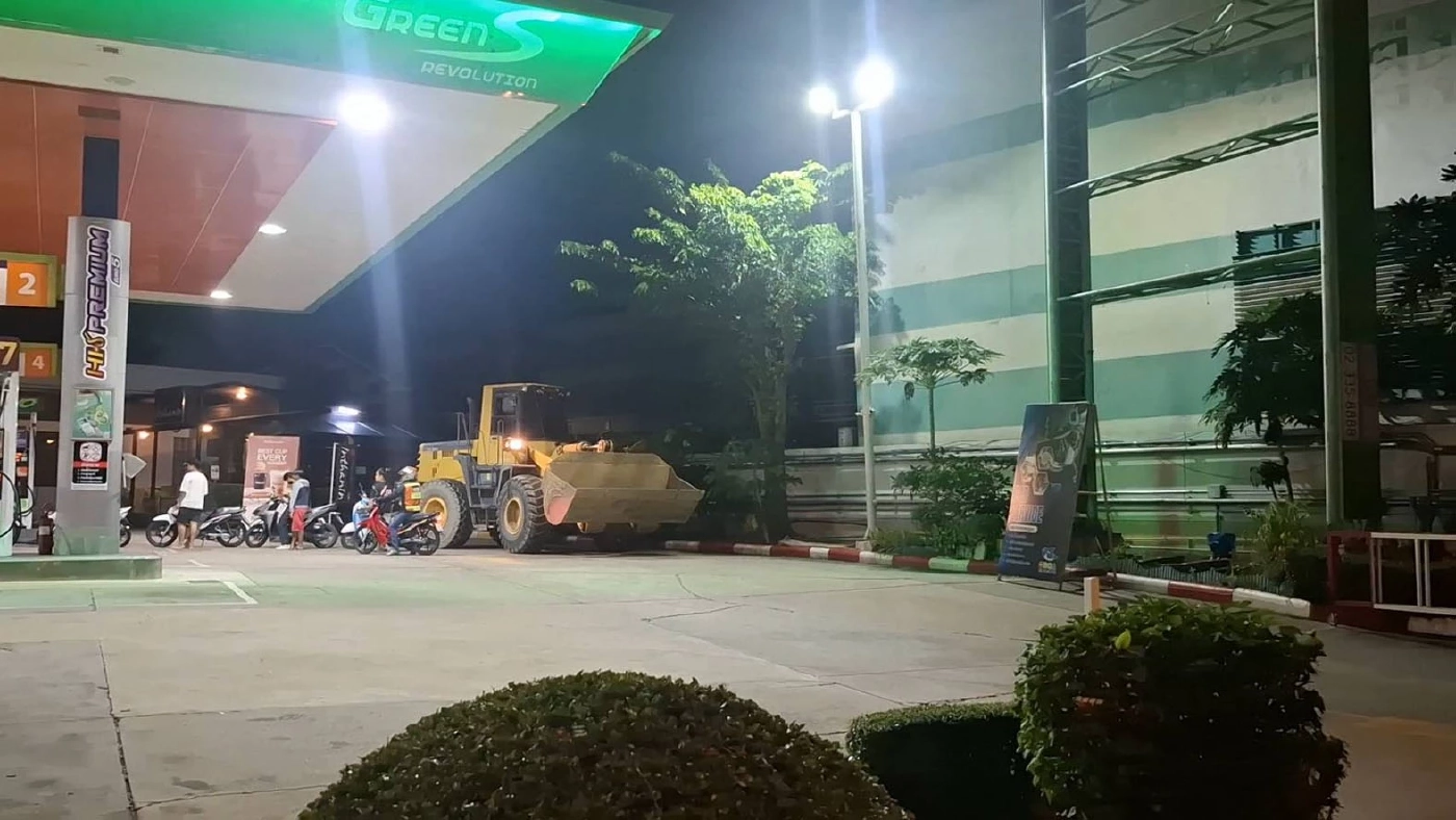 วุ่นทั้งปั๊ม! "รถแทรกเตอร์" โผล่ต่อคิวเติม "น้ำมัน" กลางดึก หลังรัฐสั่งห้าม "เติมใส่ถัง" วอนรัฐผ่อนปรน (มีคลิป)