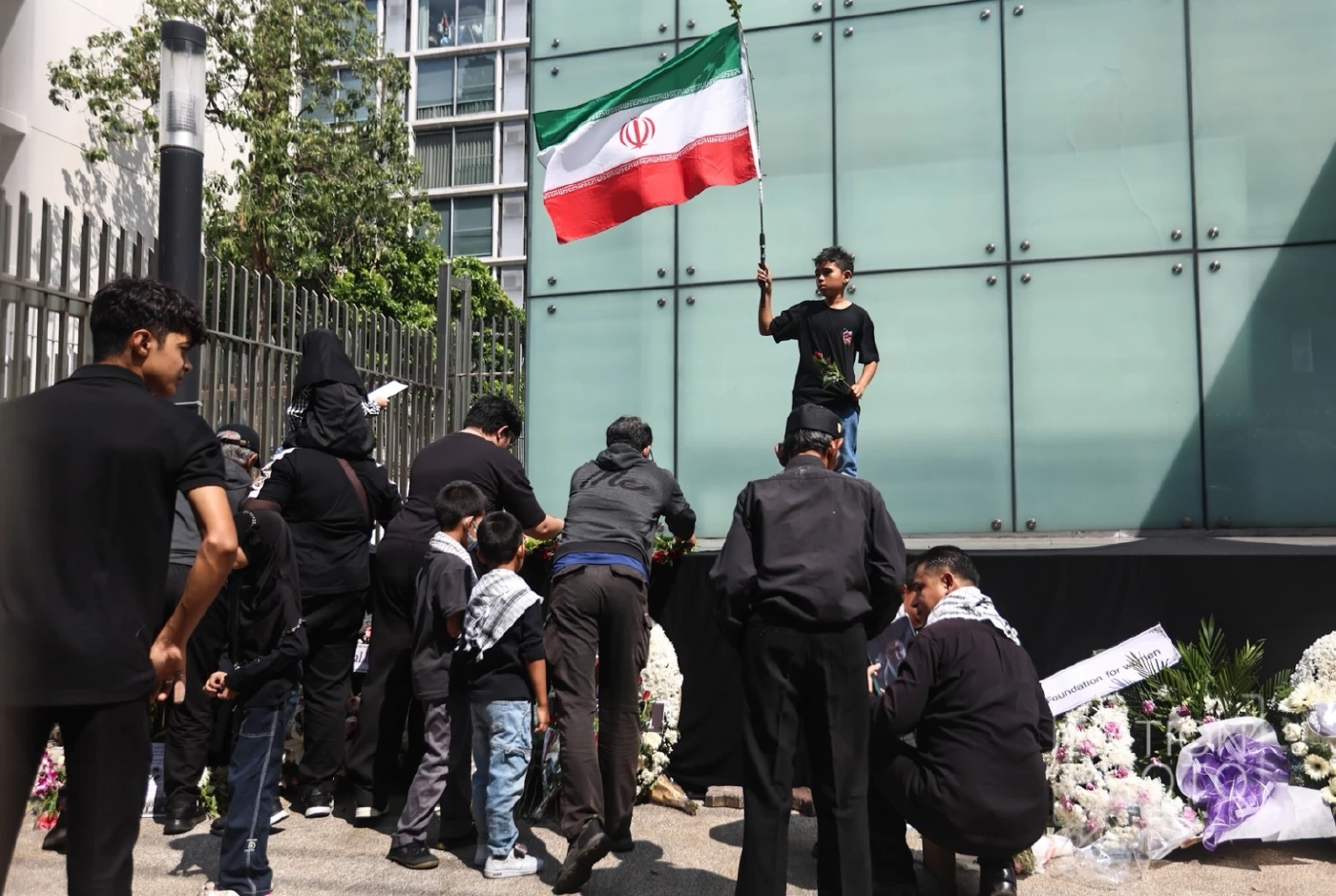 ชาวชีอะห์ในไทยหลั่งน้ำตา วางดอกไม้ - ร้องเพลง ไว้อาลัย “คาเมเนอี”