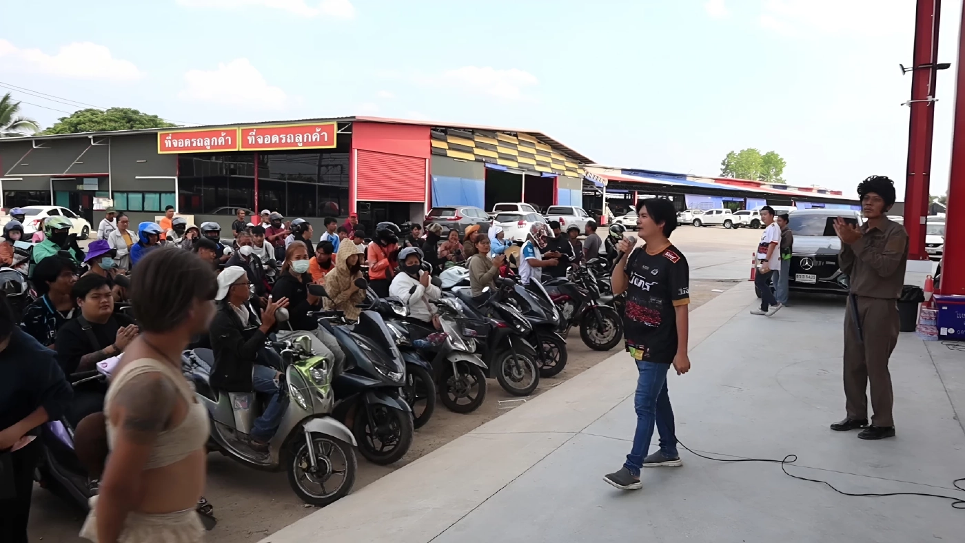 น้ำมันเต็มถัง 7 บาท! เสี่ยเต็นท์รถอุดรฯใจถึง ต่อลมหายใจไรเดอร์-นศ. สู้วิกฤติน้ำมันแพง (มีคลิป)