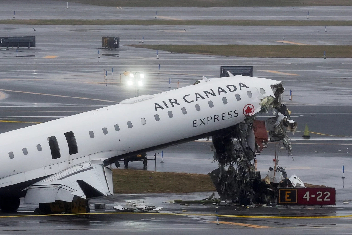 เปิดคลิปวงจรปิด! เครื่องบิน "แอร์แคนาดา" พุ่งชนรถดับเพลิง ดับ 2 เจ็บระนาว