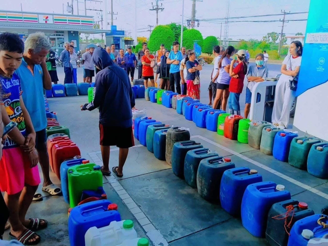 ภาพที่ไม่เคยเห็น! แกลลอนวางเรียงยาวเหยียด ชาวสงขลาโอด "น้ำมันหายาก" ตื่นตี 2 มาจองคิวรอน้ำมัน (มีคลิป)