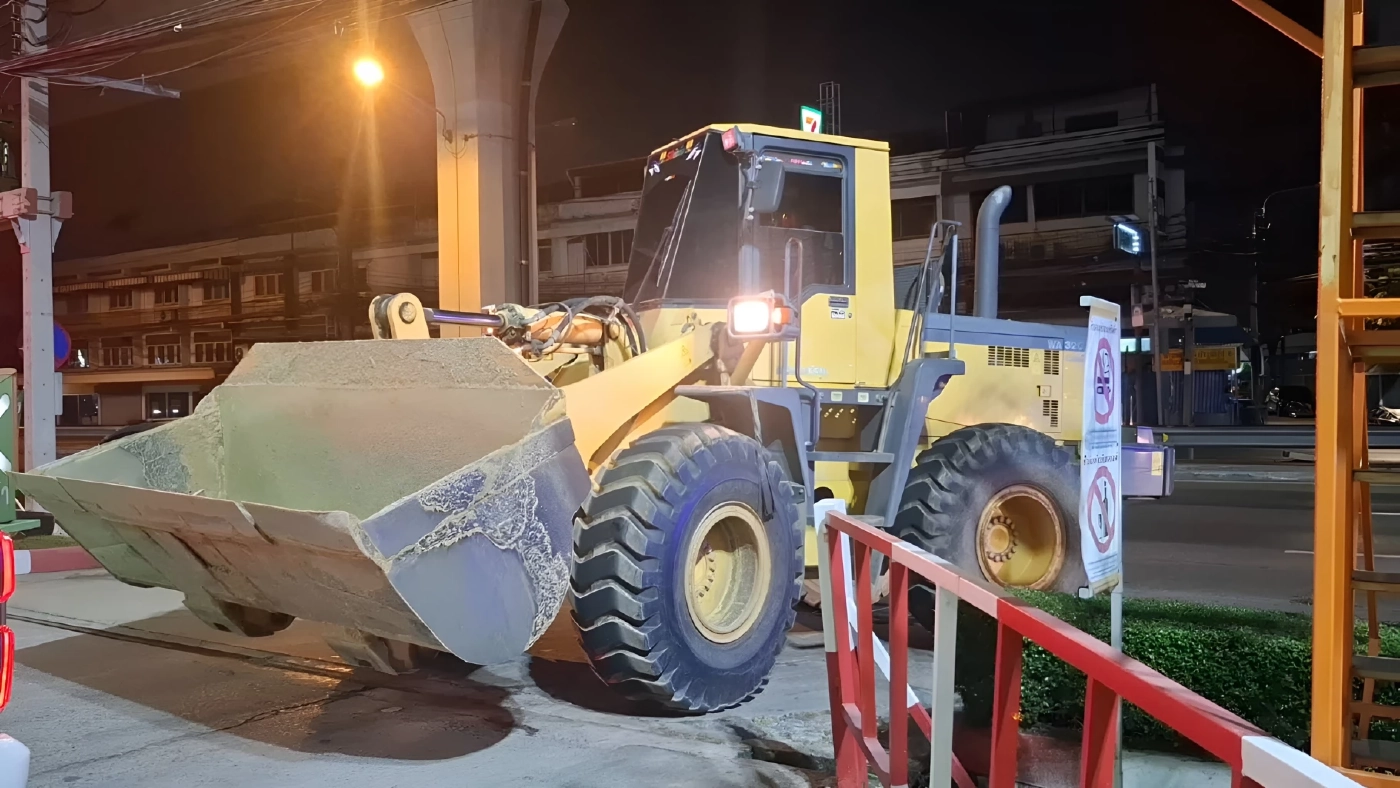 วุ่นทั้งปั๊ม! "รถแทรกเตอร์" โผล่ต่อคิวเติม "น้ำมัน" กลางดึก หลังรัฐสั่งห้าม "เติมใส่ถัง" วอนรัฐผ่อนปรน (มีคลิป)