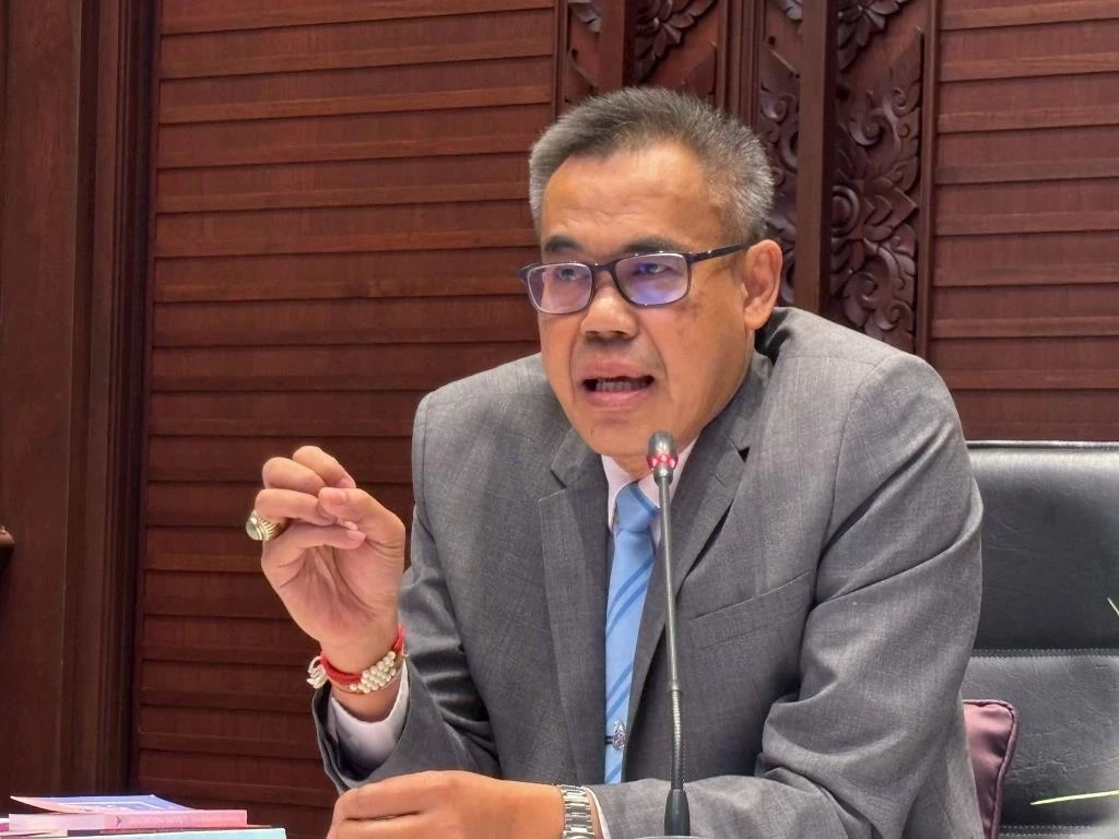 ายสุรพงษ์ อินทรถาวร เลขาธิการคณะกรรมการป้องกันและปราบปรามการทุจริตแห่งชาติ (ป.ป.ช.)