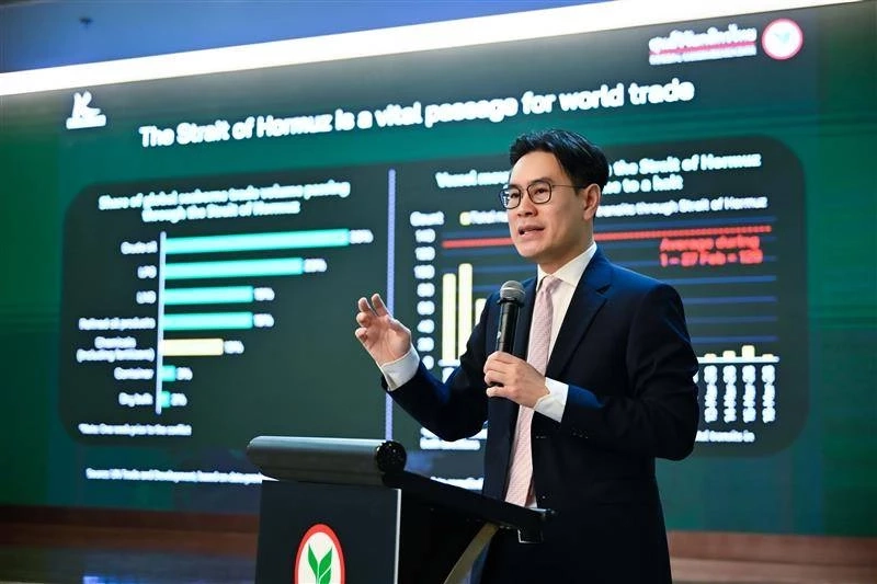 บุรินทร์ อดุลวัฒนะ กรรมการผู้จัดการ และ Chief Economist บริษัท ศูนย์วิจัยกสิกรไทย จำกัด