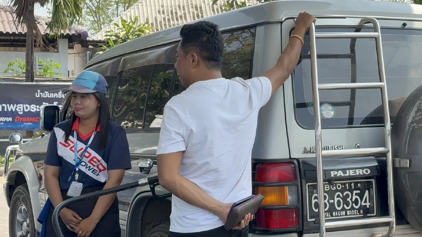 ชาวเมียนมาแห่ขับรถข้ามพรมแดนต่อคิวเติมน้ำมันฝั่งไทย